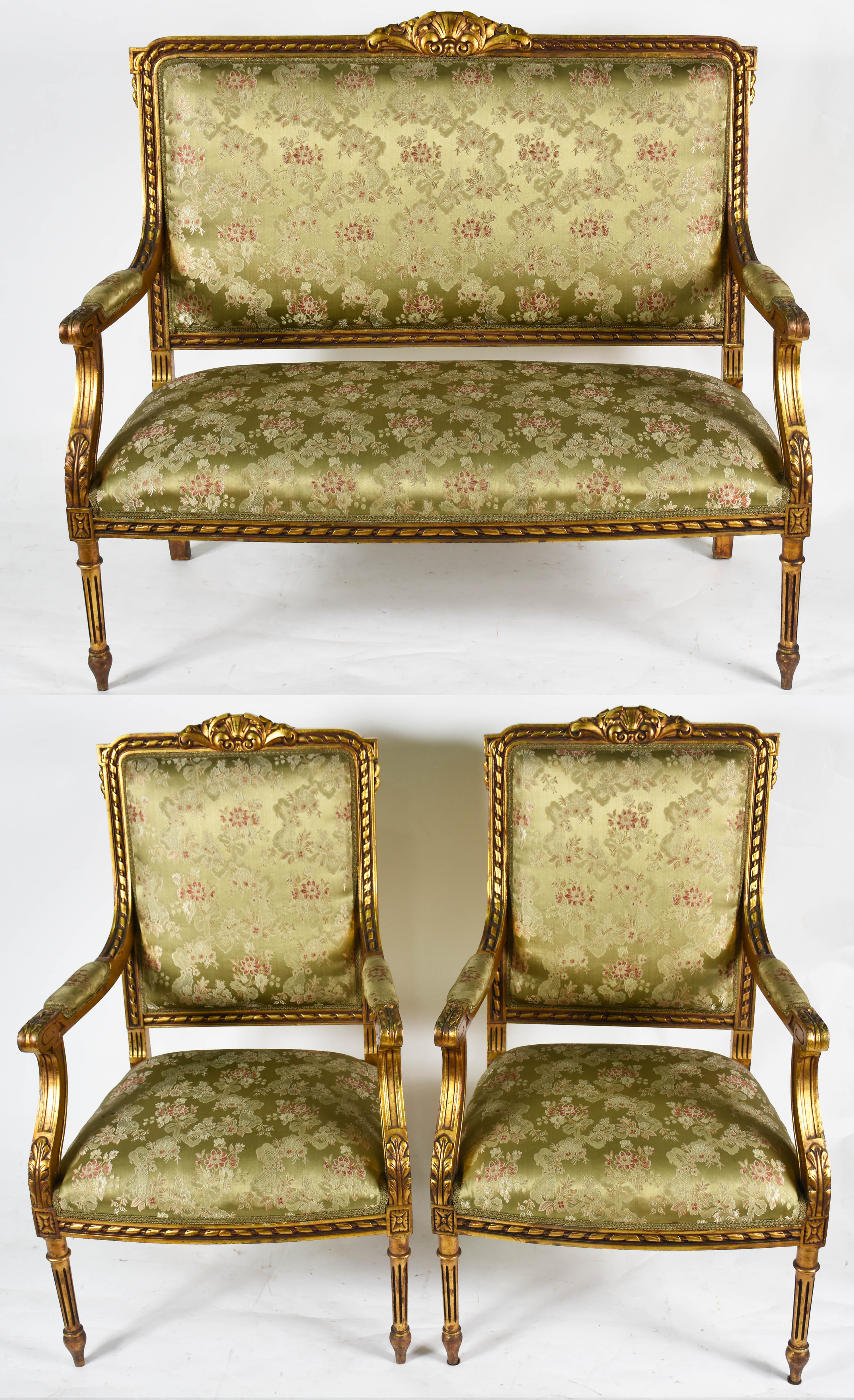 Conjunto de sofá e par de poltronas de madeira dourada com... - foto 1 de 5