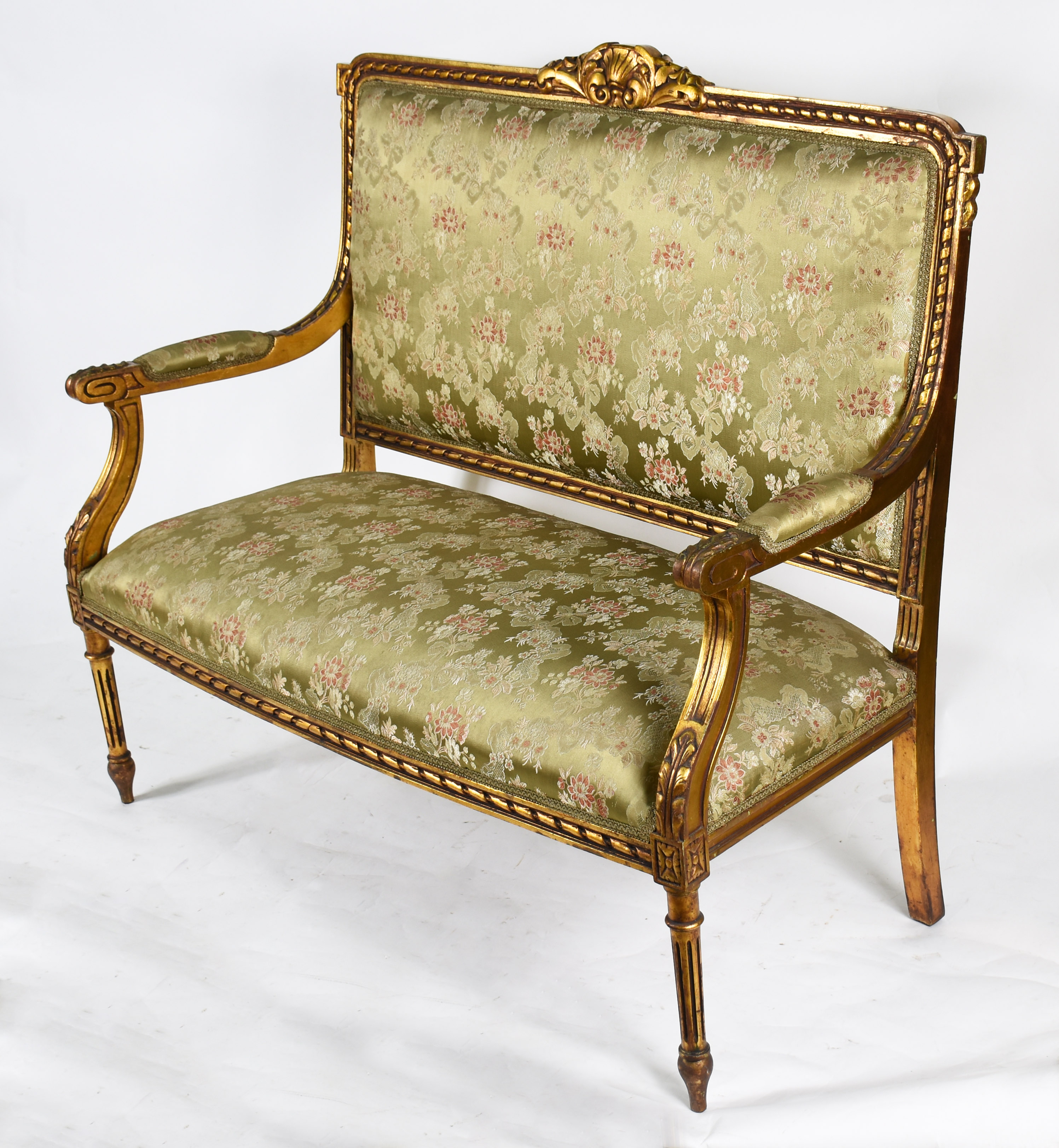 Conjunto de sofá e par de poltronas de madeira dourada com... - foto 2 de 5