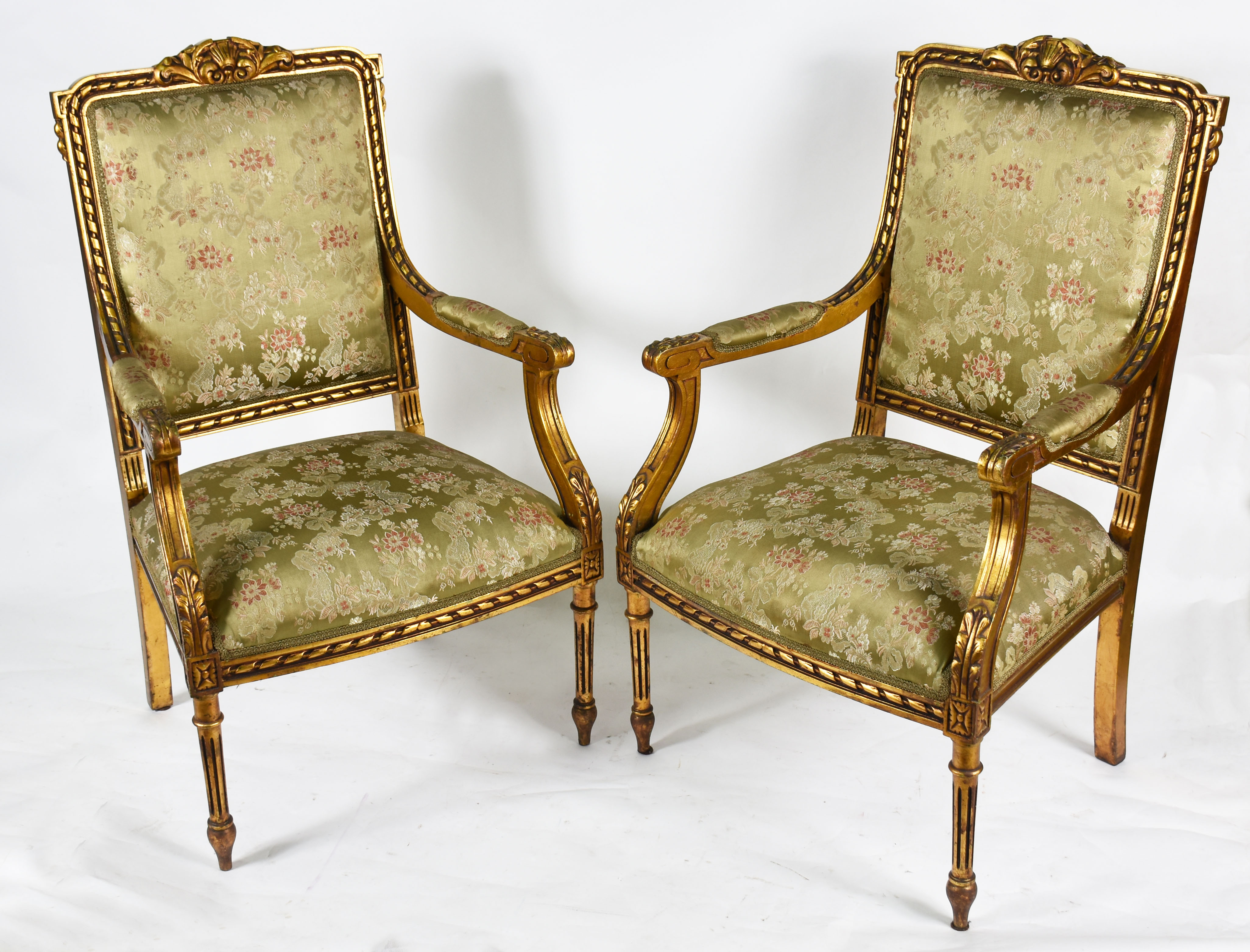 Conjunto de sofá e par de poltronas de madeira dourada com... - foto 3 de 5