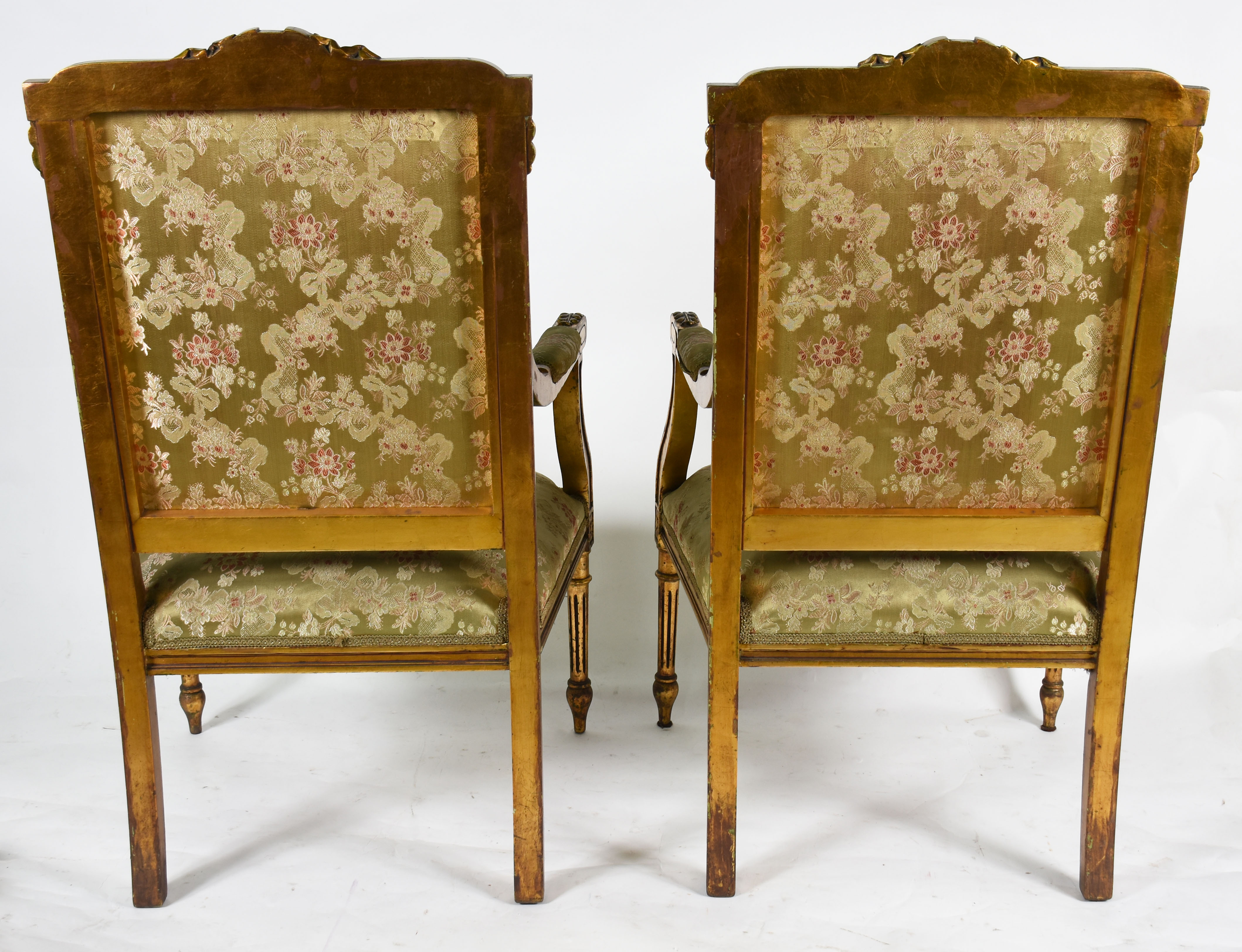 Conjunto de sofá e par de poltronas de madeira dourada com... - foto 5 de 5