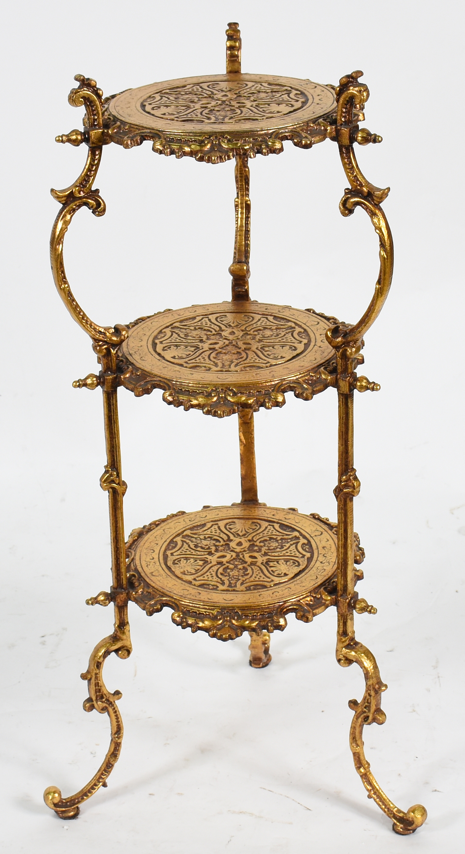 Coluna de metal dourado com 3 platôs Medidas 76 x 56 cm. - foto 2 de 3