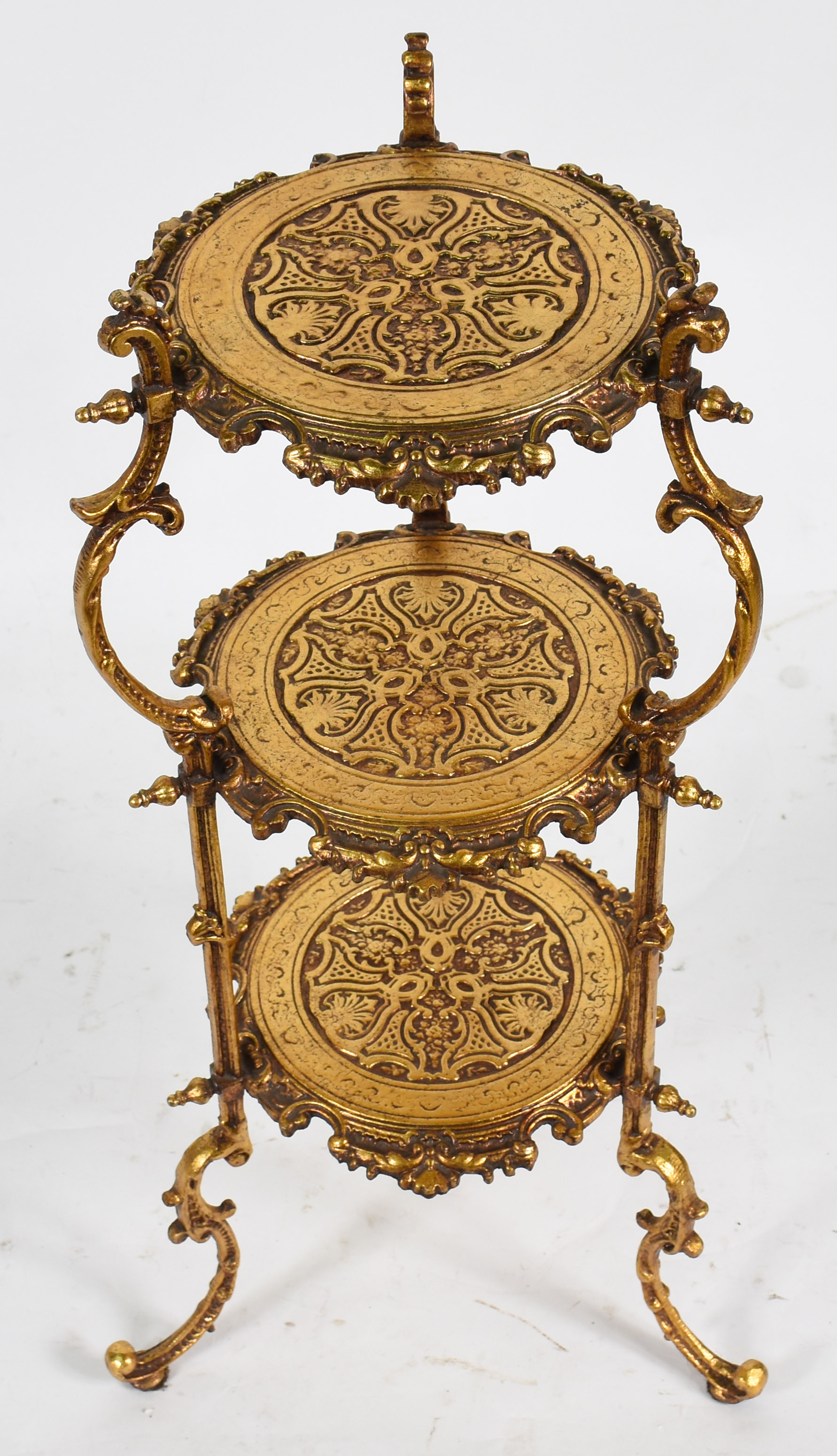 Coluna de metal dourado com 3 platôs Medidas 76 x 56 cm. - foto 3 de 3