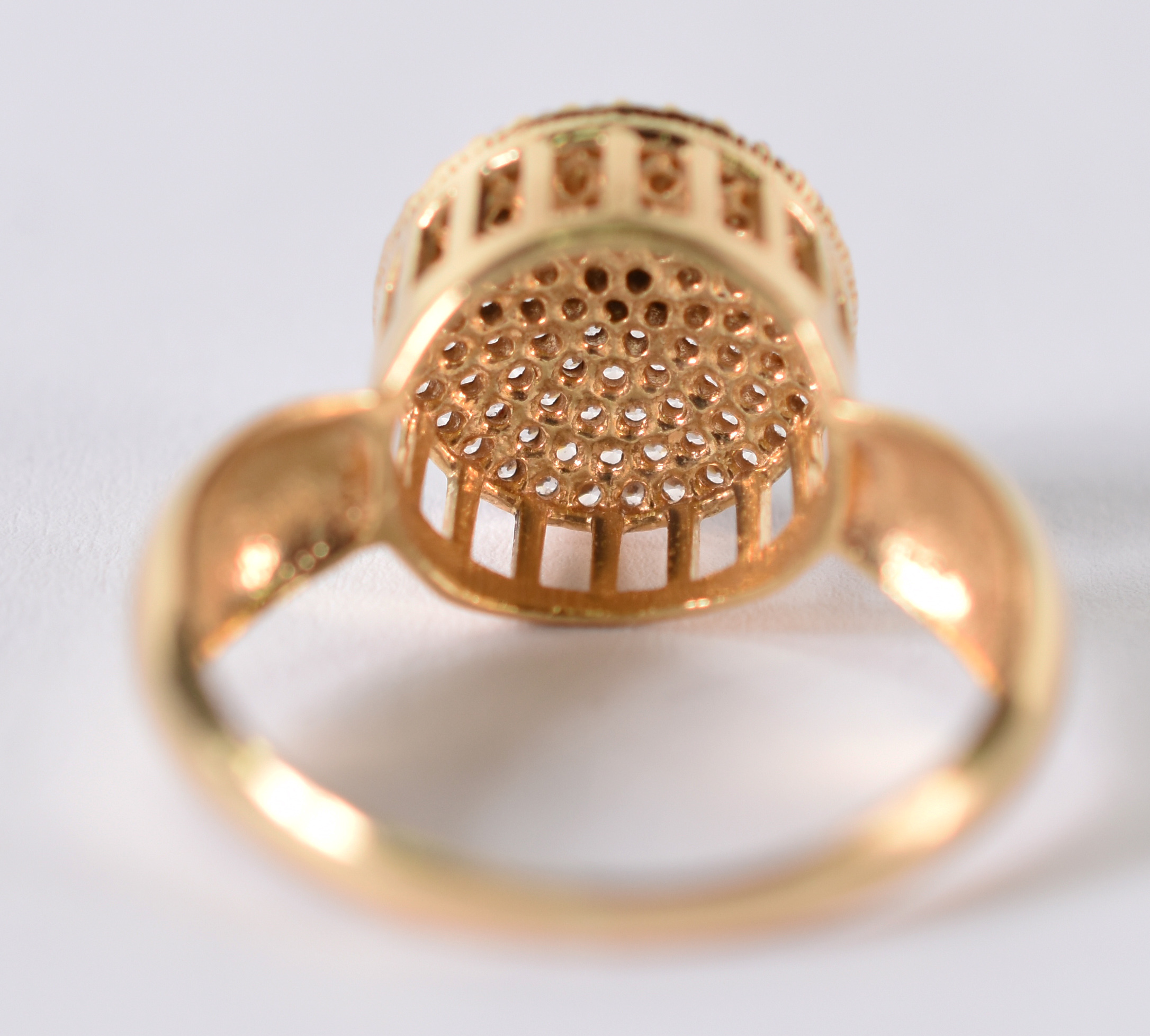Anel de ouro amarelo com minúsculas safiras brancas . Aro 18 . 4,1 g... - foto 4 de 4