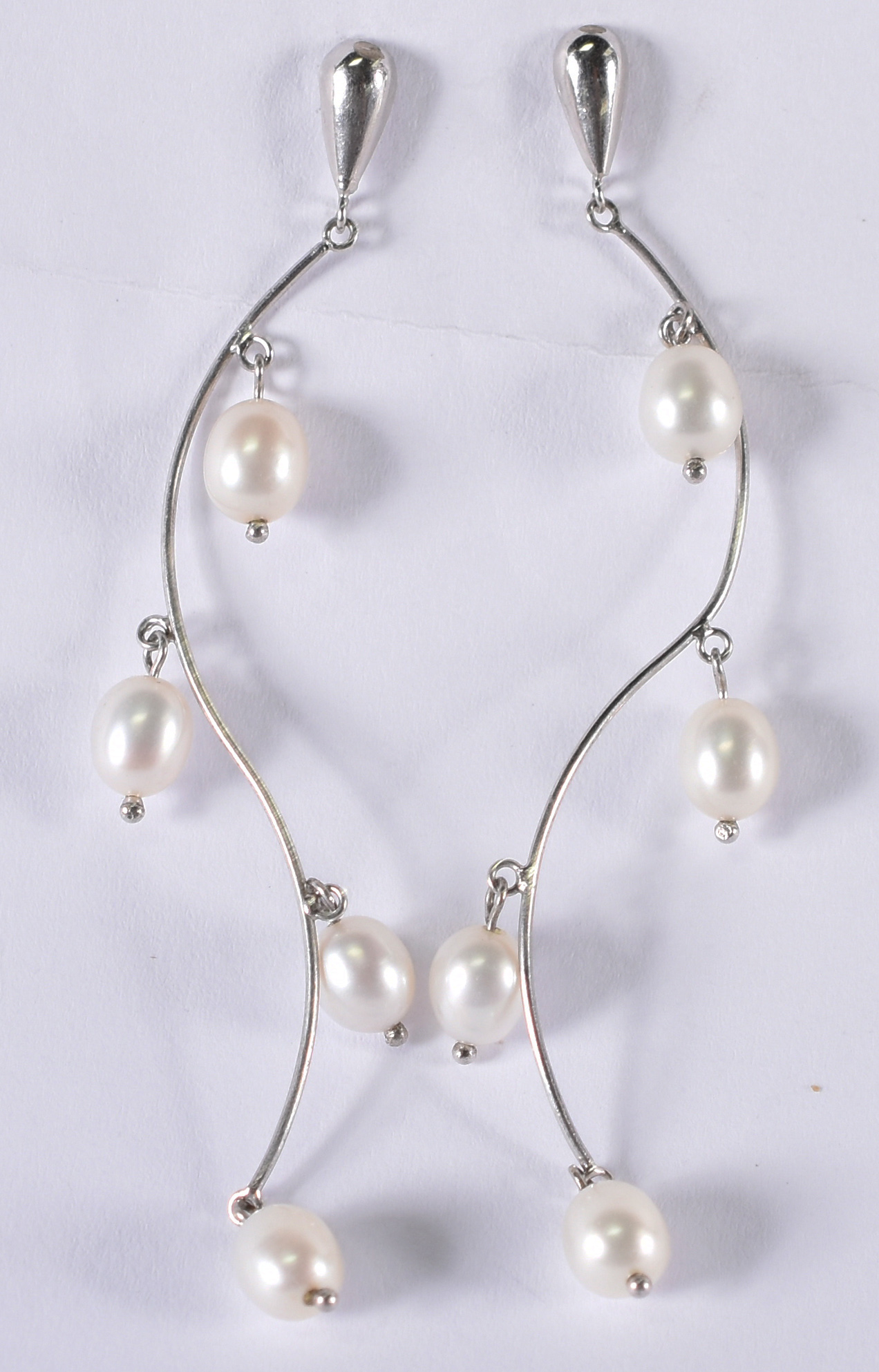 Par de brincos de ouro branco com pérolas barrocas . 3,6 g ( Por... - foto 1 de 2