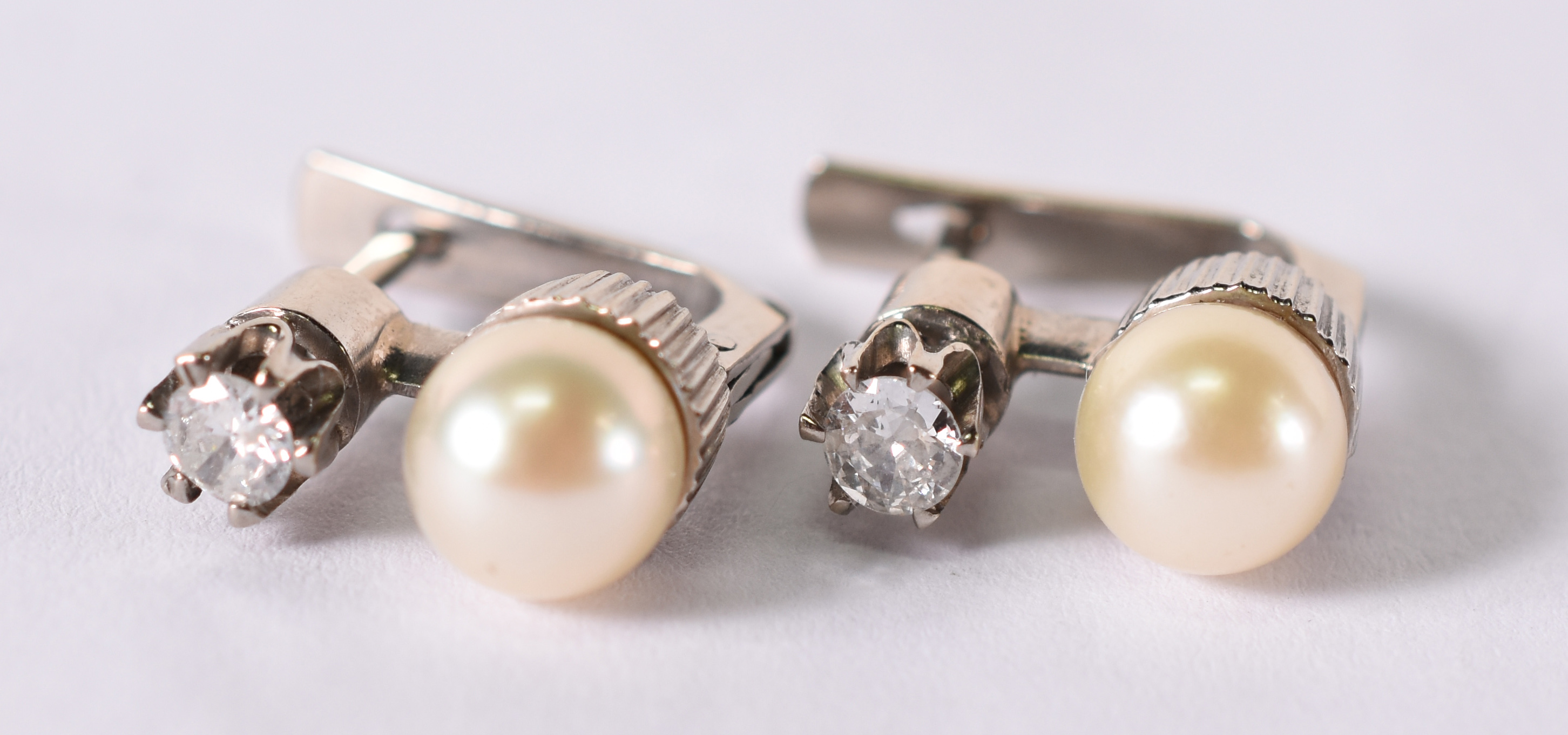 Par de brincos de ouro branco com 2 pérolas e 2 brilhantes , 0,20 ct... - foto 1 de 3