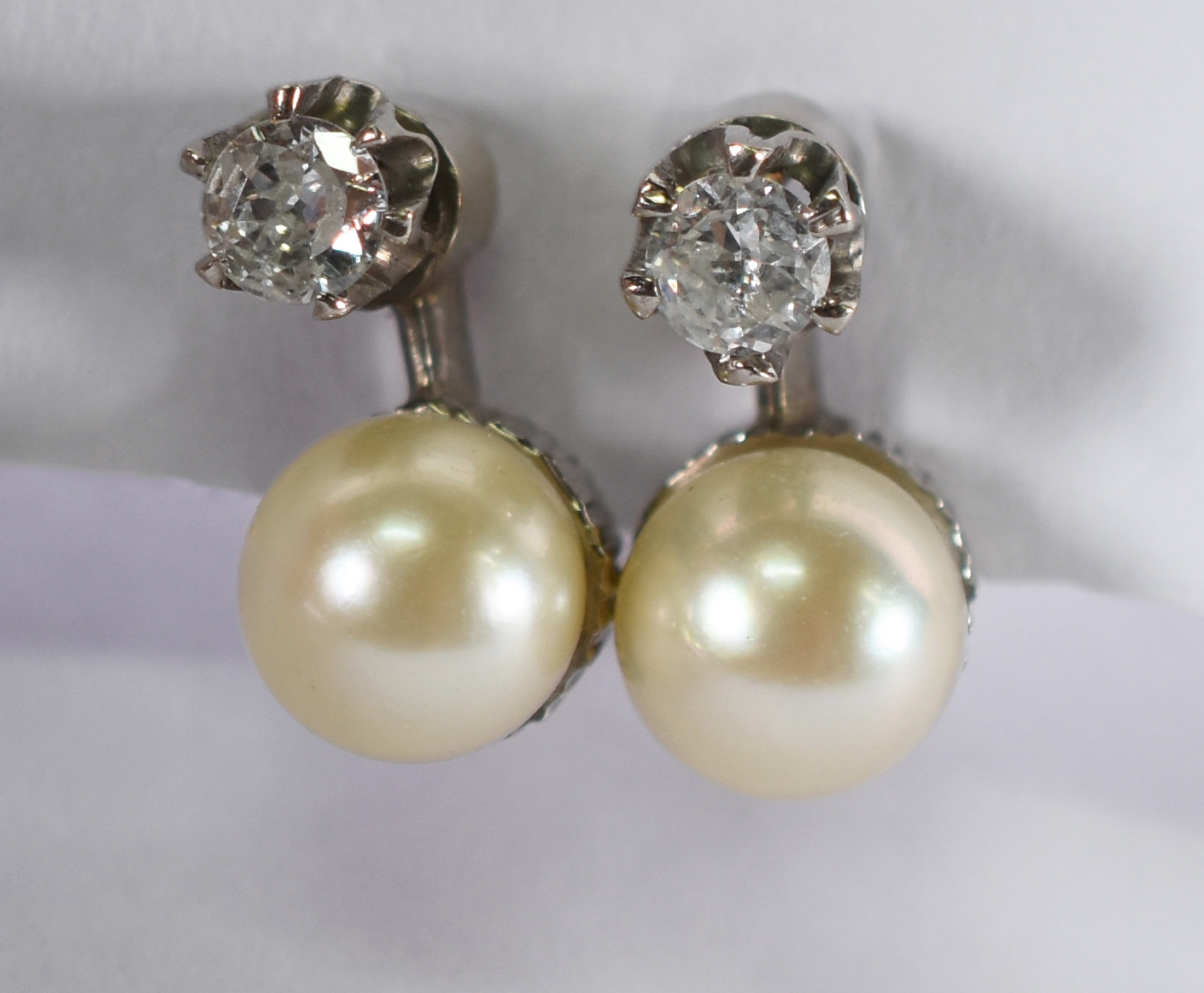 Par de brincos de ouro branco com 2 pérolas e 2 brilhantes , 0,20 ct... - foto 2 de 3