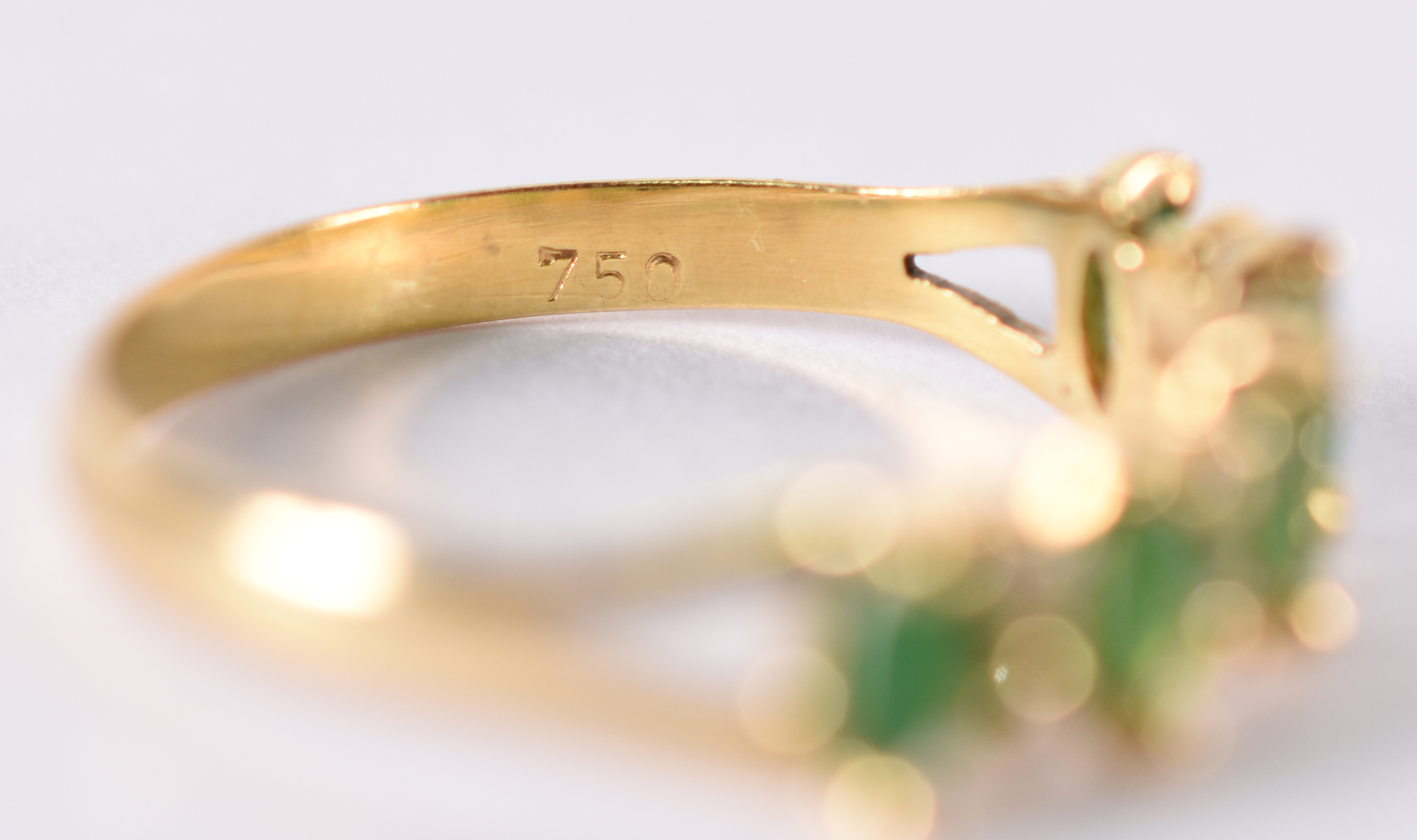Anel de ouro amarelo com 5 esmeraldas e 8 brilhantes . Aro 14 . 1,4 g... - foto 4 de 4