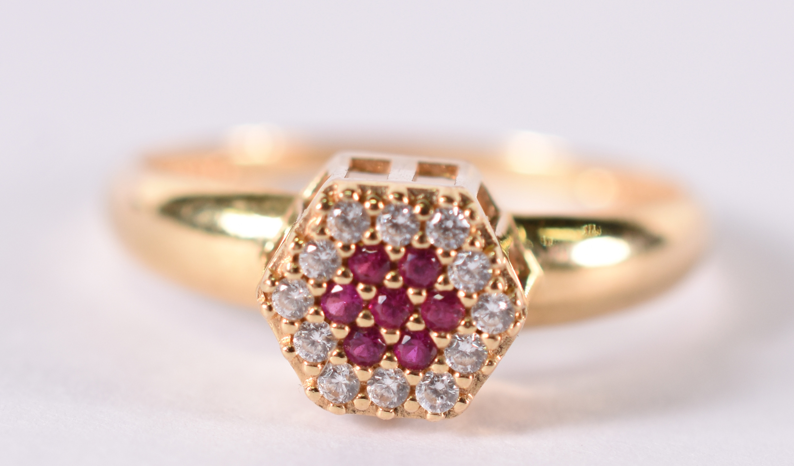 Anel de ouro amarelo com rubilitas e safiras . Aro 18 . 1,9 g ( Por... - foto 1 de 4