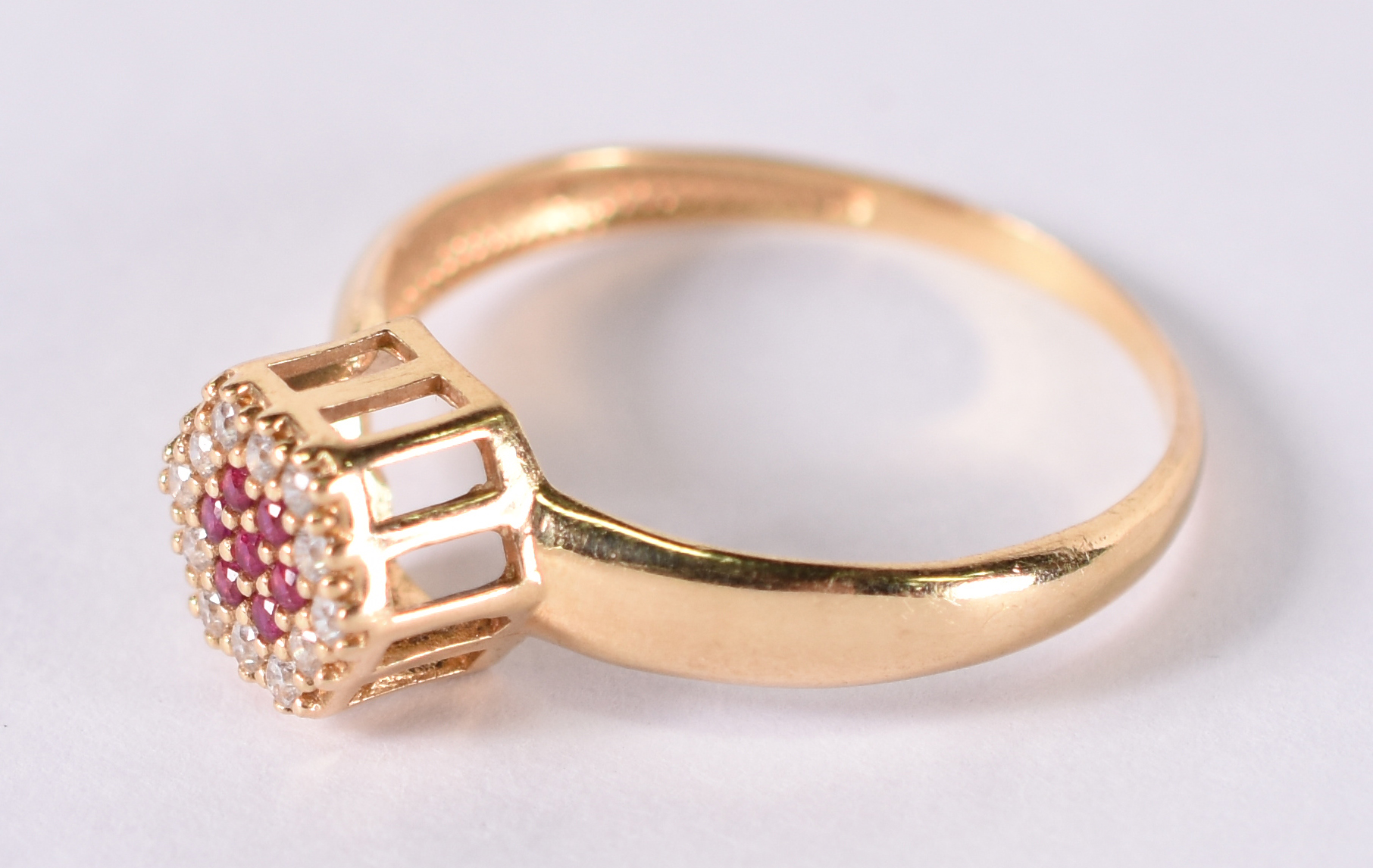 Anel de ouro amarelo com rubilitas e safiras . Aro 18 . 1,9 g ( Por... - foto 2 de 4