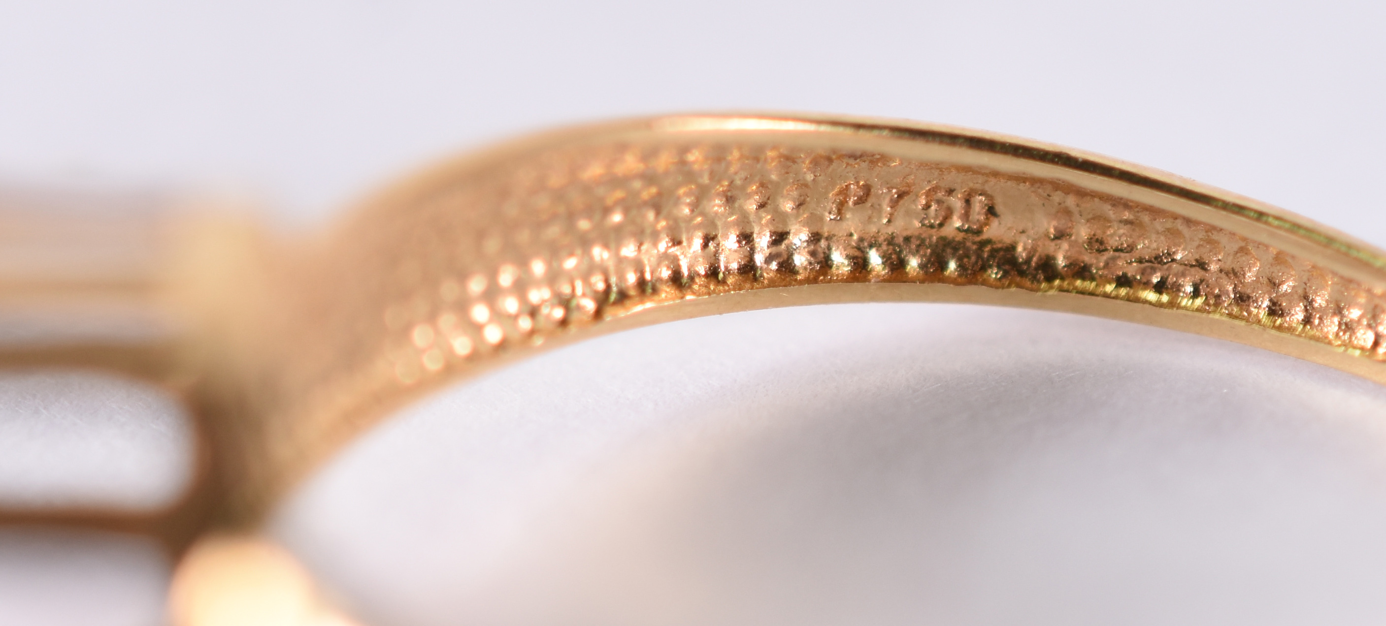 Anel de ouro amarelo com rubilitas e safiras . Aro 18 . 1,9 g ( Por... - foto 4 de 4