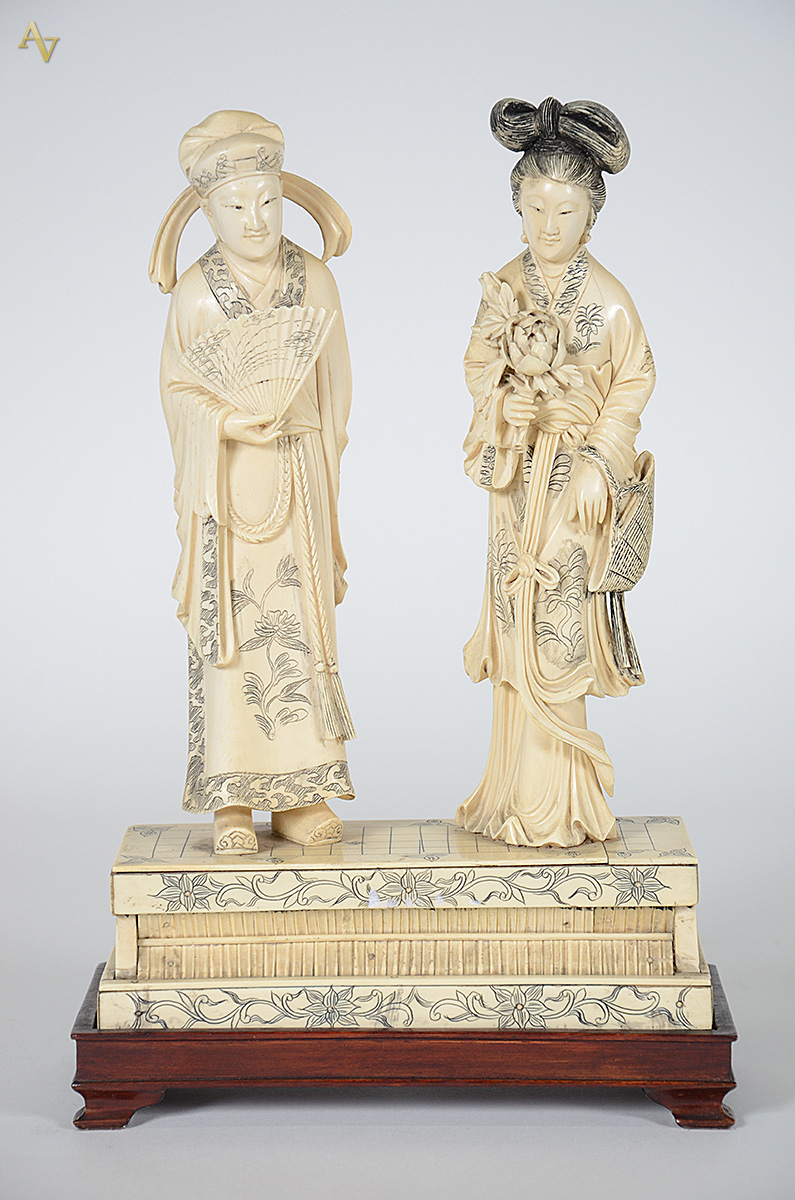 Escultura de marfim representando casal de nobres, base de madeira... - foto 1 de 2