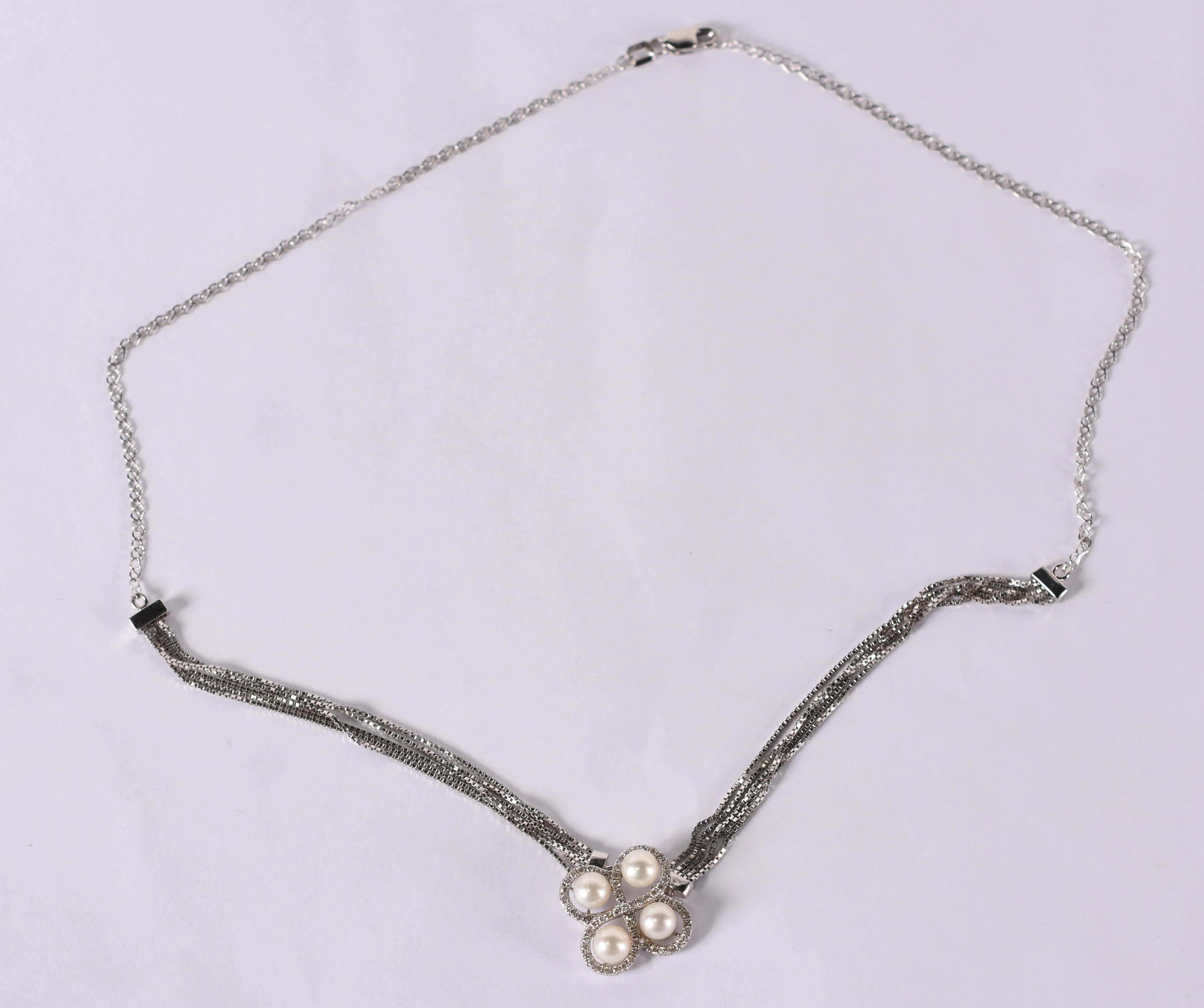 Gargantilha de ouro branco com brilhante e 4 pérolas . 50 cm . 6,5 g... - foto 1 de 4
