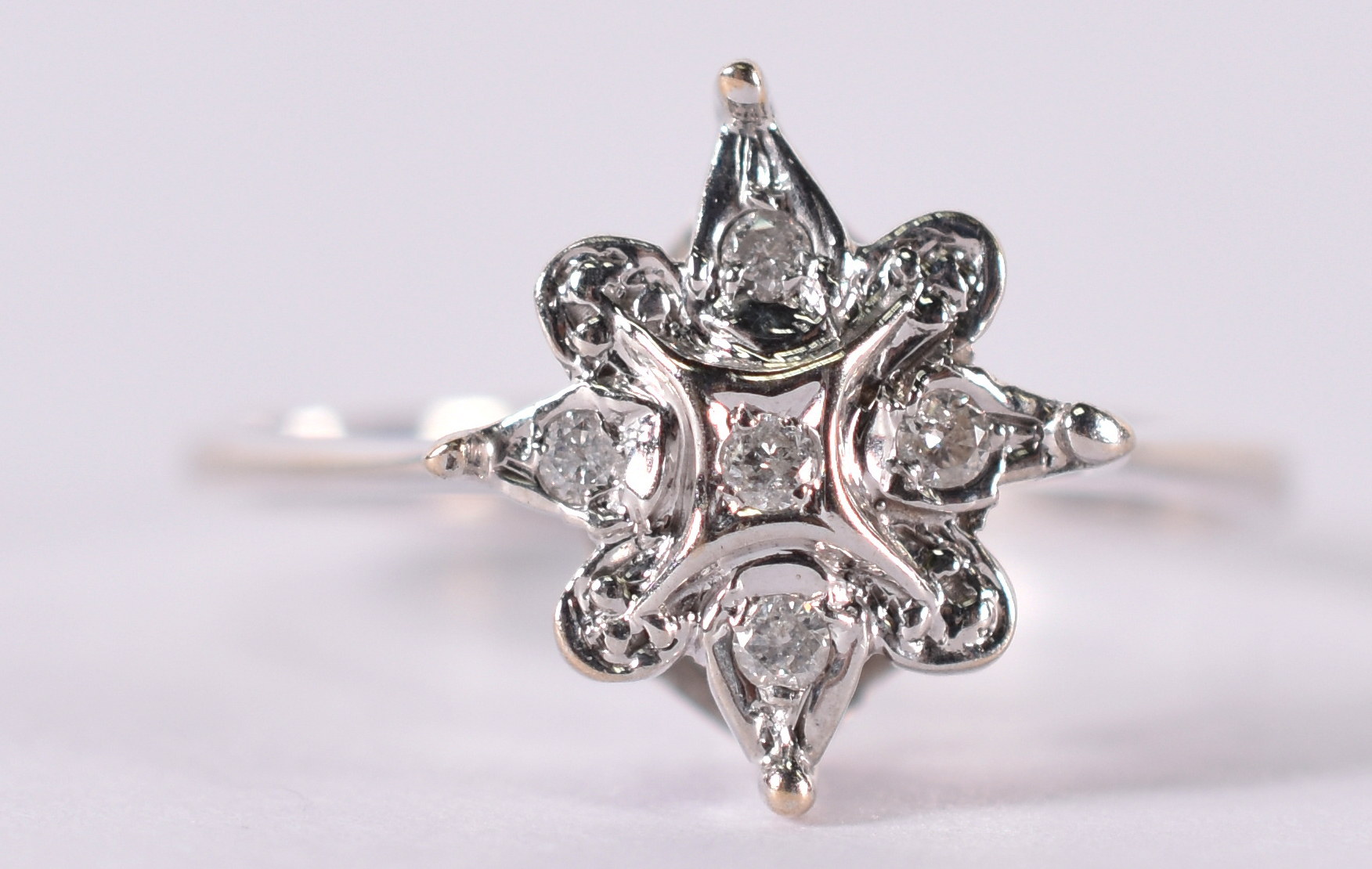 Anel de ouro branco tipo flor . Aro 12 . 1,5 g. ( Por questão de... - foto 1 de 3