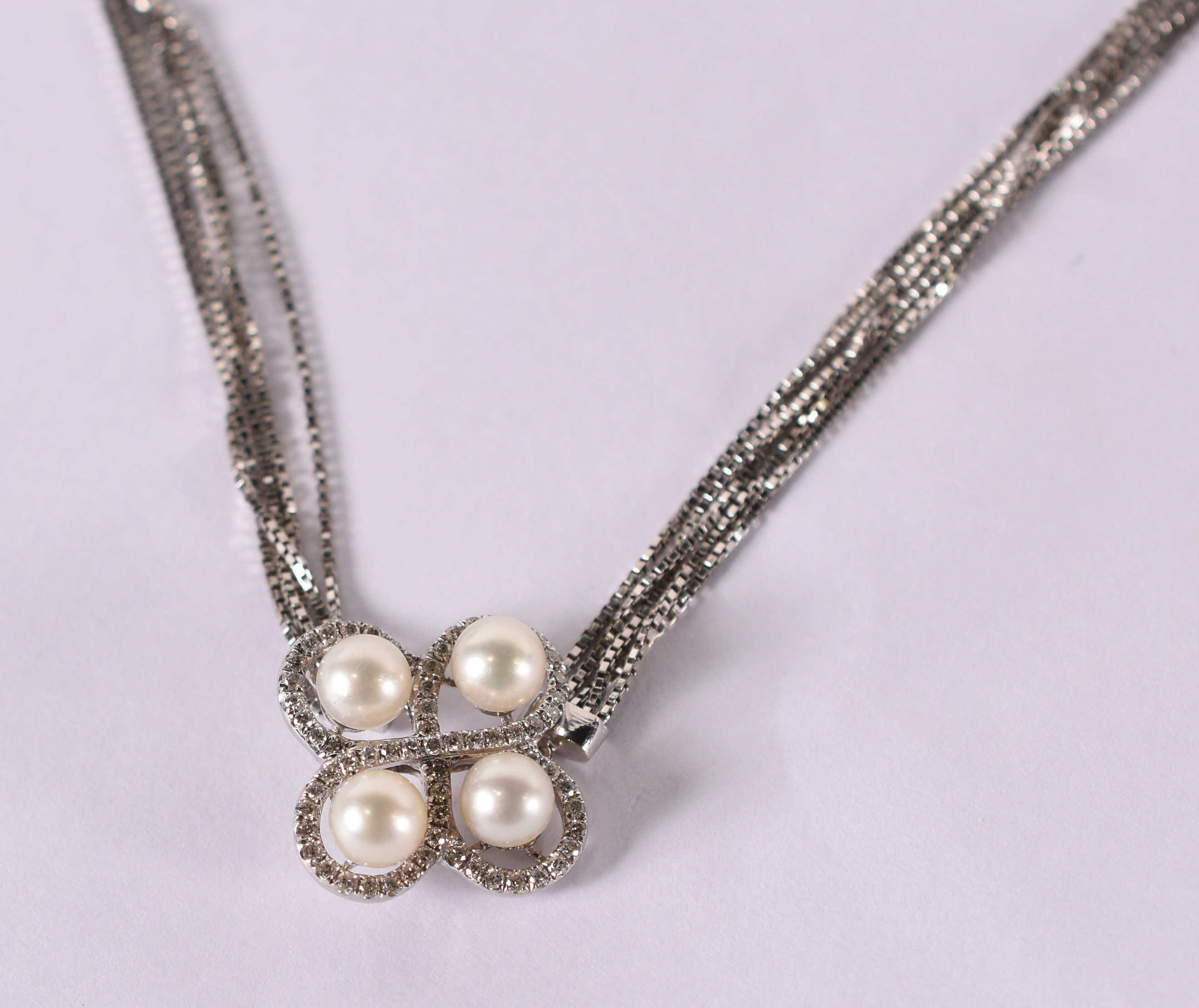 Gargantilha de ouro branco com brilhante e 4 pérolas . 50 cm . 6,5 g... - foto 2 de 4