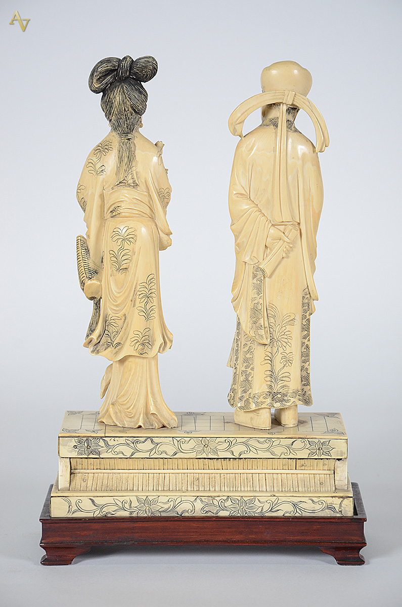 Escultura de marfim representando casal de nobres, base de madeira... - foto 2 de 2