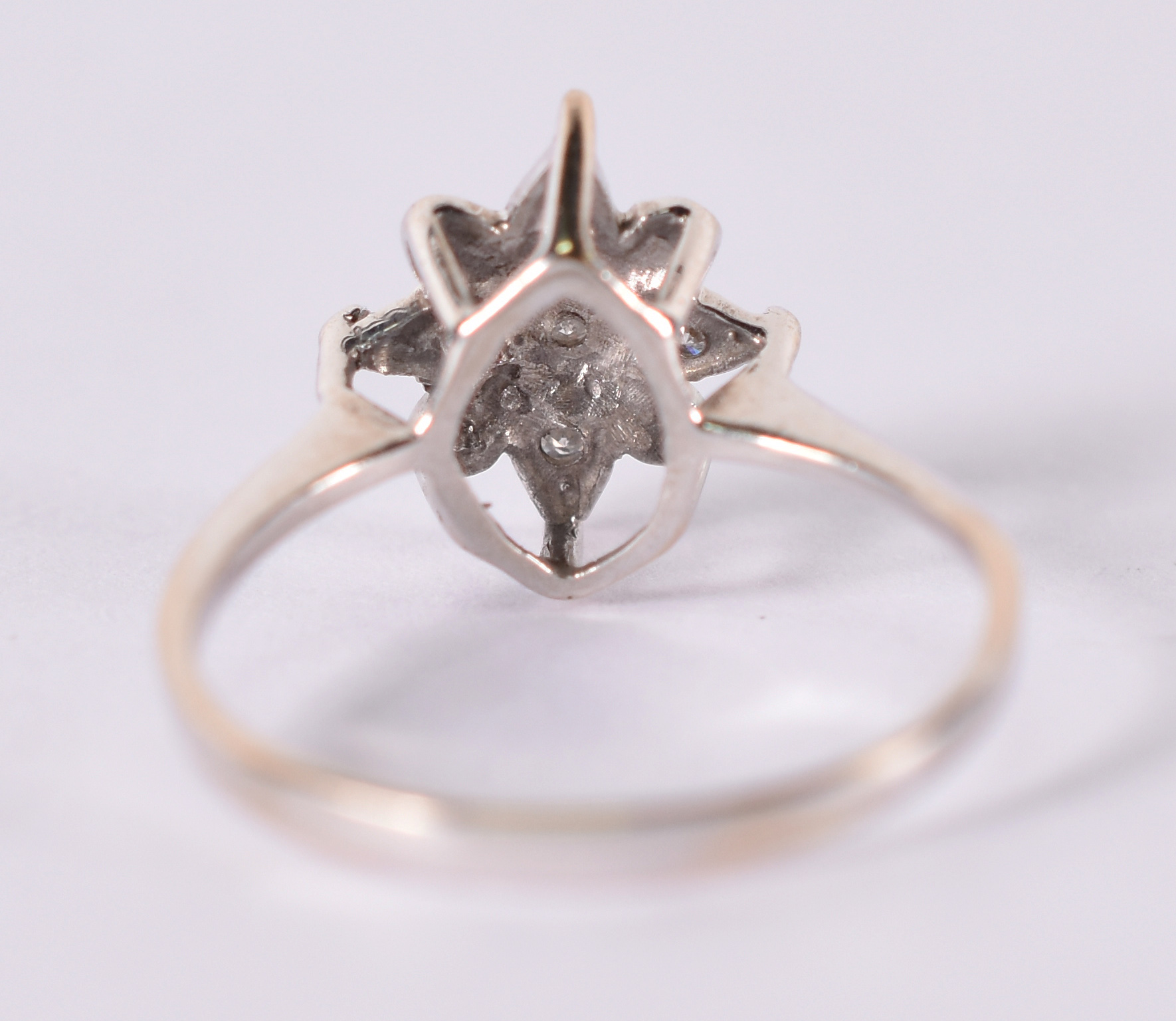 Anel de ouro branco tipo flor . Aro 12 . 1,5 g. ( Por questão de... - foto 2 de 3
