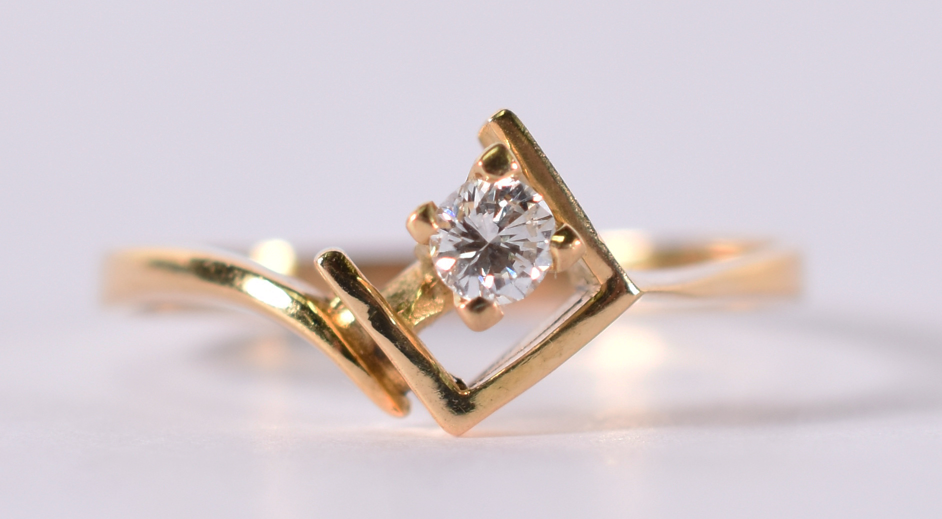 Solitário de ouro amarelo com 1 brilhante de 0,15 ct . Aro 23 . 2,5 g... - foto 1 de 4