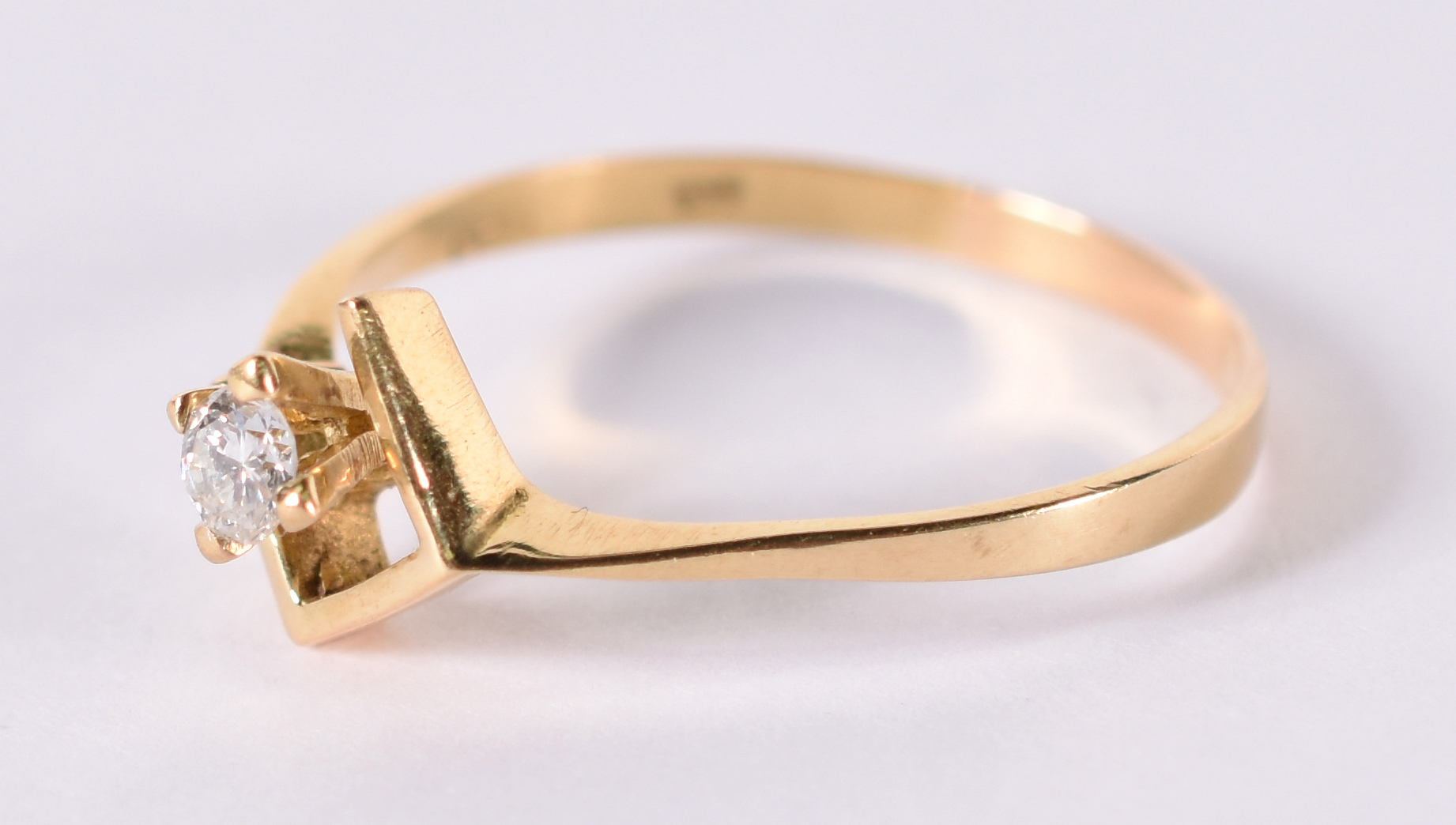 Solitário de ouro amarelo com 1 brilhante de 0,15 ct . Aro 23 . 2,5 g... - foto 2 de 4