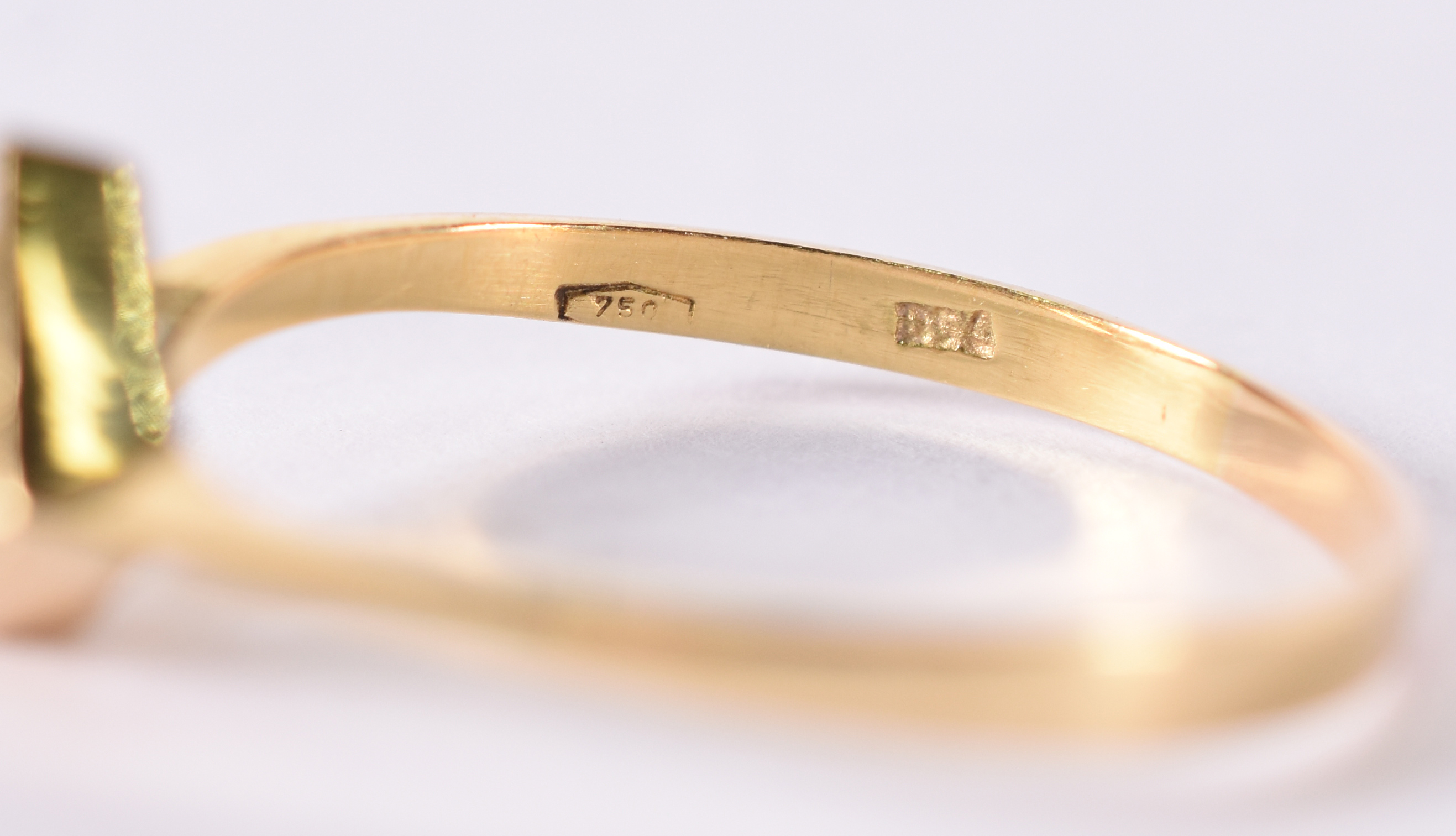 Solitário de ouro amarelo com 1 brilhante de 0,15 ct . Aro 23 . 2,5 g... - foto 3 de 4