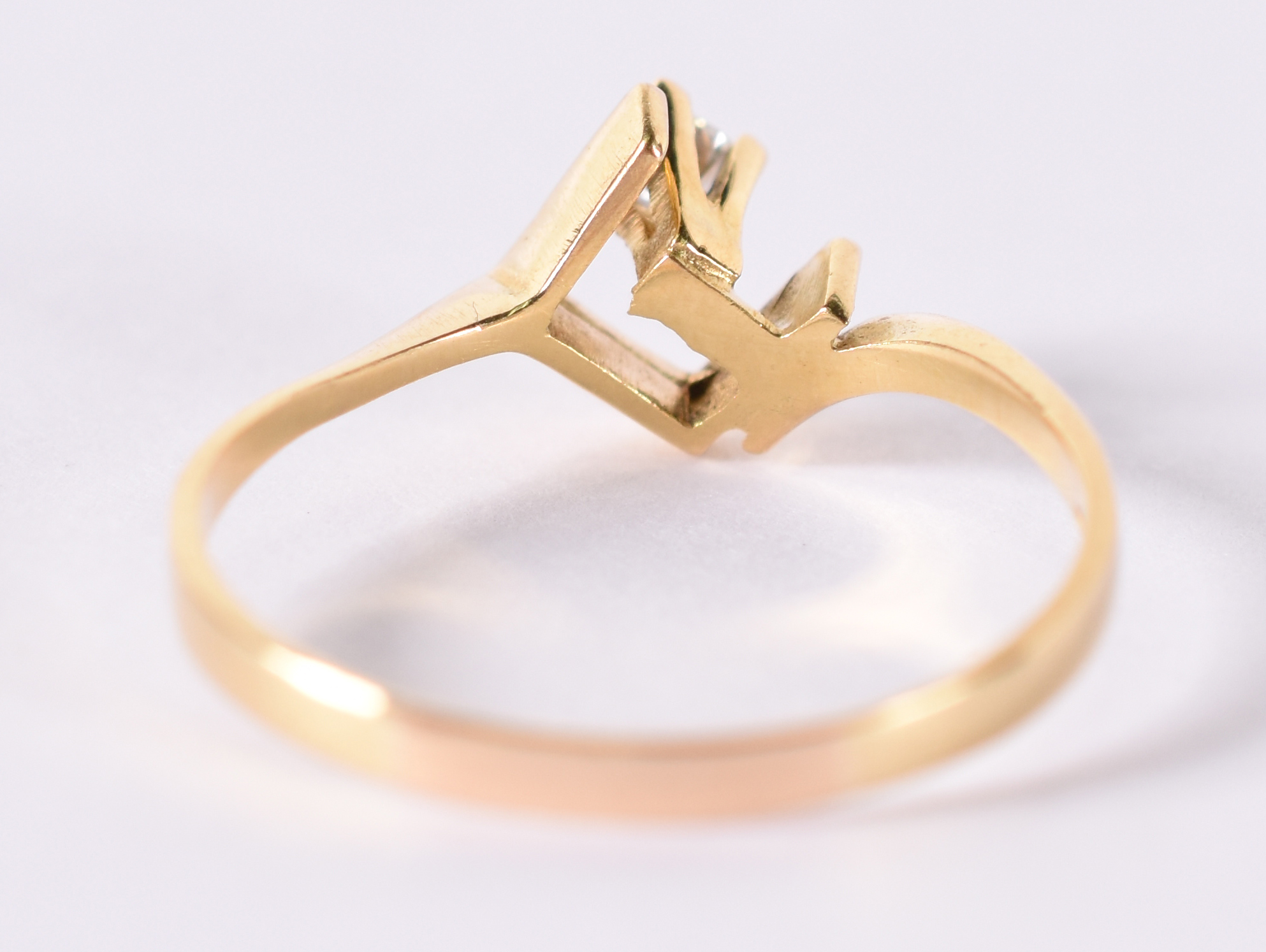 Solitário de ouro amarelo com 1 brilhante de 0,15 ct . Aro 23 . 2,5 g... - foto 4 de 4