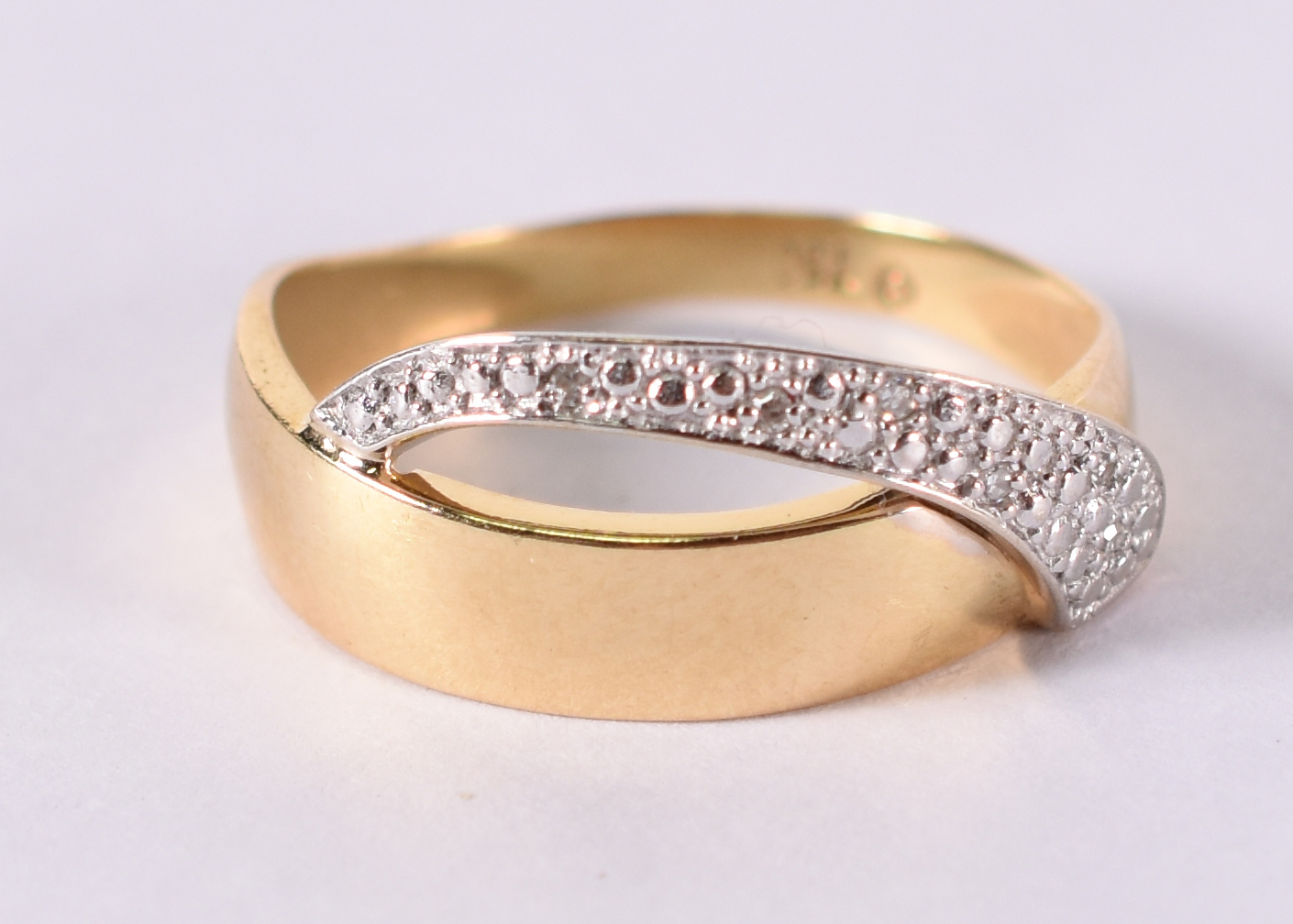 Anel de ouro amarelo com safiras . Aro 17 . 2,4 g ( Por questão de... - foto 1 de 4