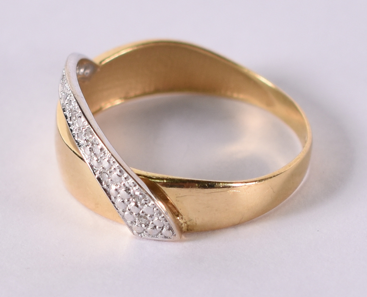 Anel de ouro amarelo com safiras . Aro 17 . 2,4 g ( Por questão de... - foto 2 de 4
