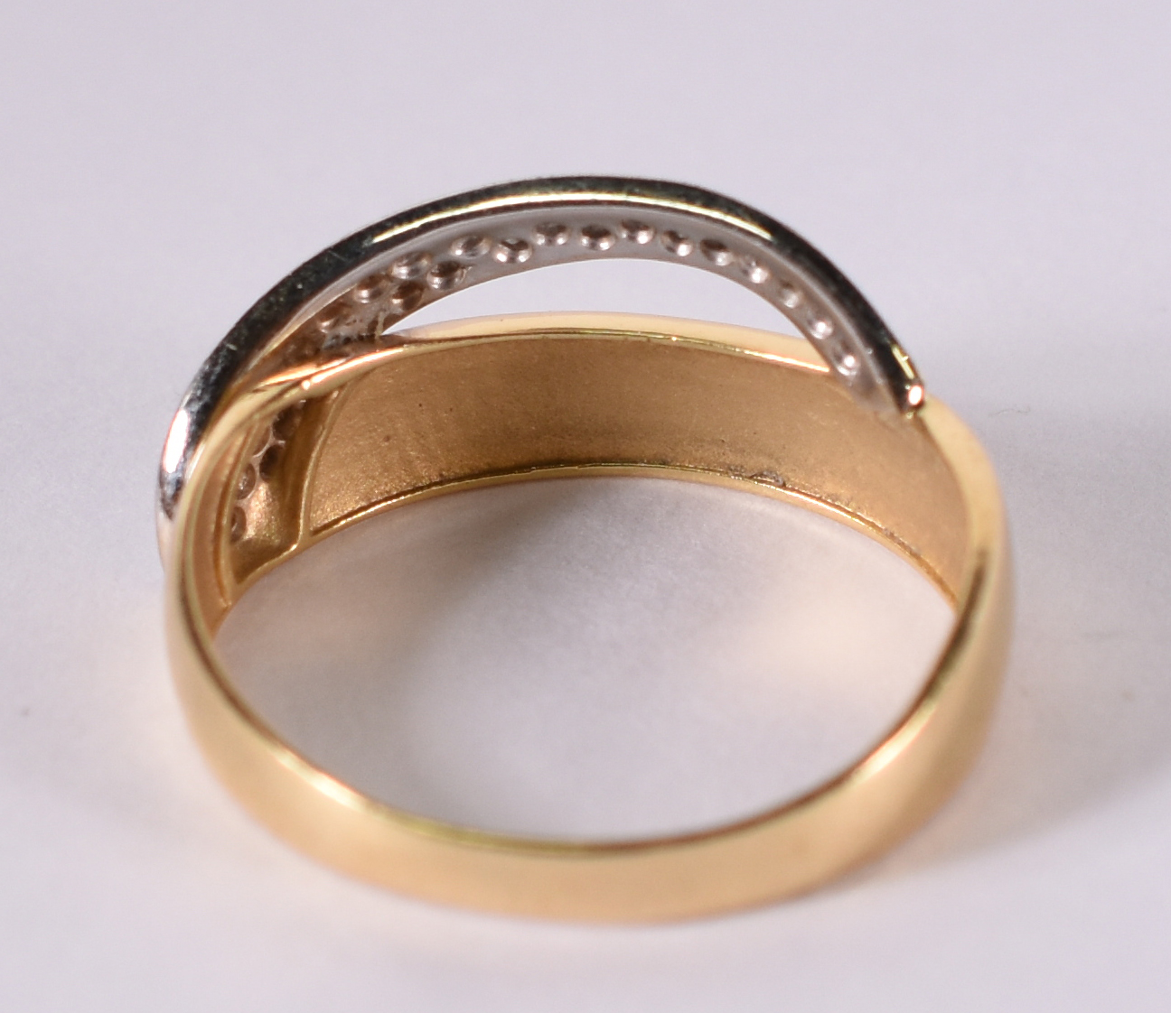 Anel de ouro amarelo com safiras . Aro 17 . 2,4 g ( Por questão de... - foto 3 de 4
