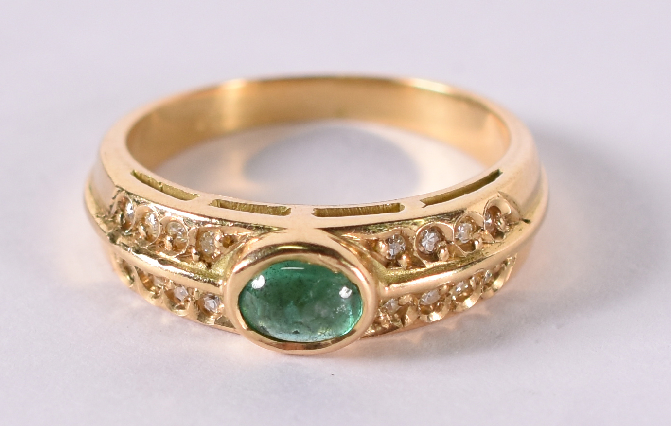Anel de ouro amarelo com pedra verde e safiras . Aro 15 . 5,3 g ( Por... - foto 1 de 4