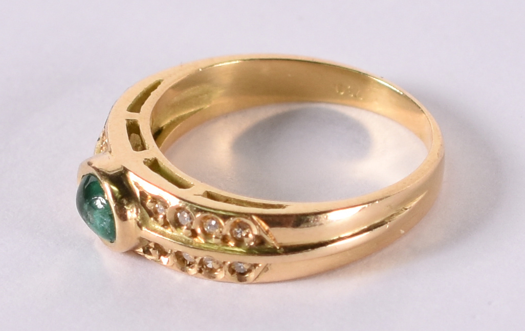 Anel de ouro amarelo com pedra verde e safiras . Aro 15 . 5,3 g ( Por... - foto 2 de 4