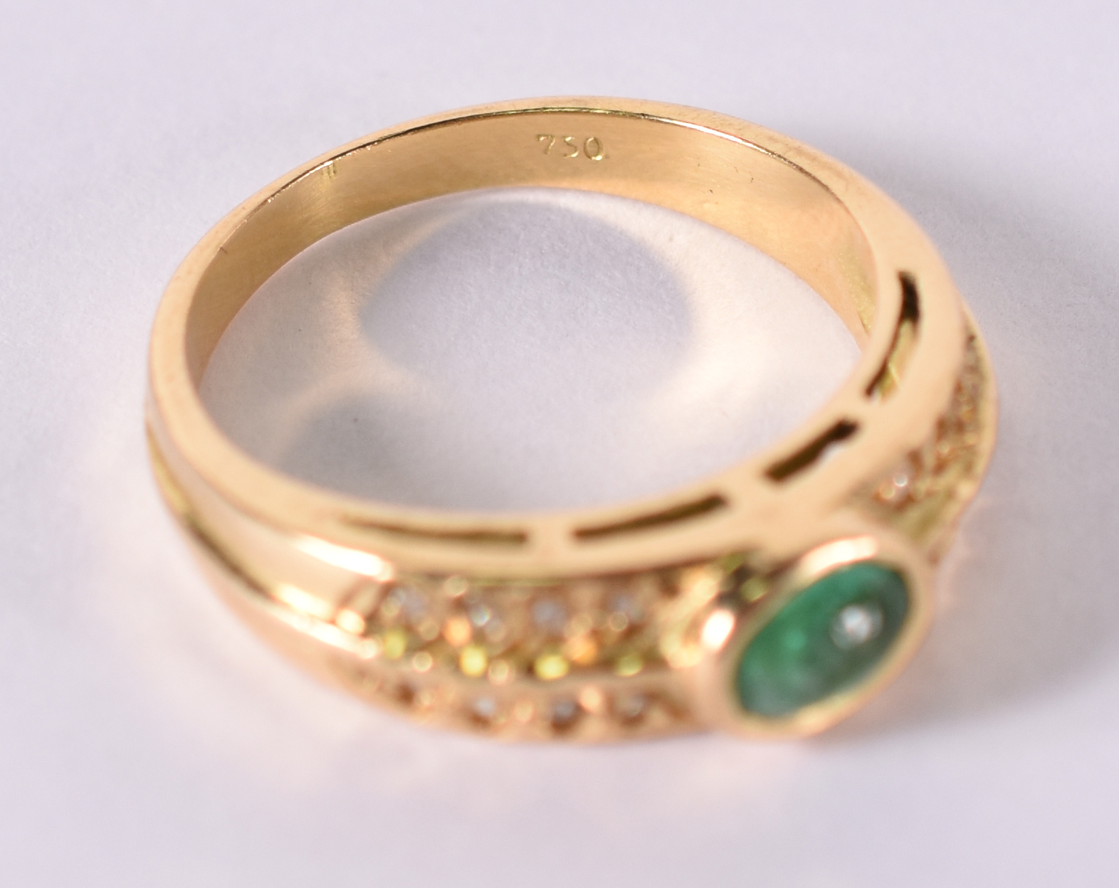 Anel de ouro amarelo com pedra verde e safiras . Aro 15 . 5,3 g ( Por... - foto 3 de 4