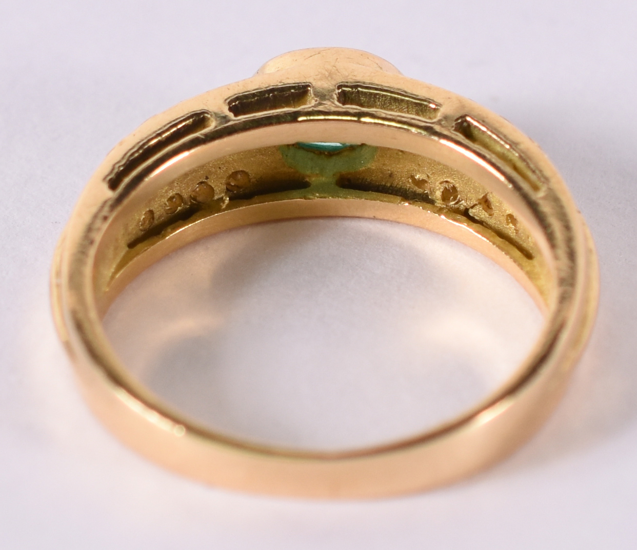 Anel de ouro amarelo com pedra verde e safiras . Aro 15 . 5,3 g ( Por... - foto 4 de 4