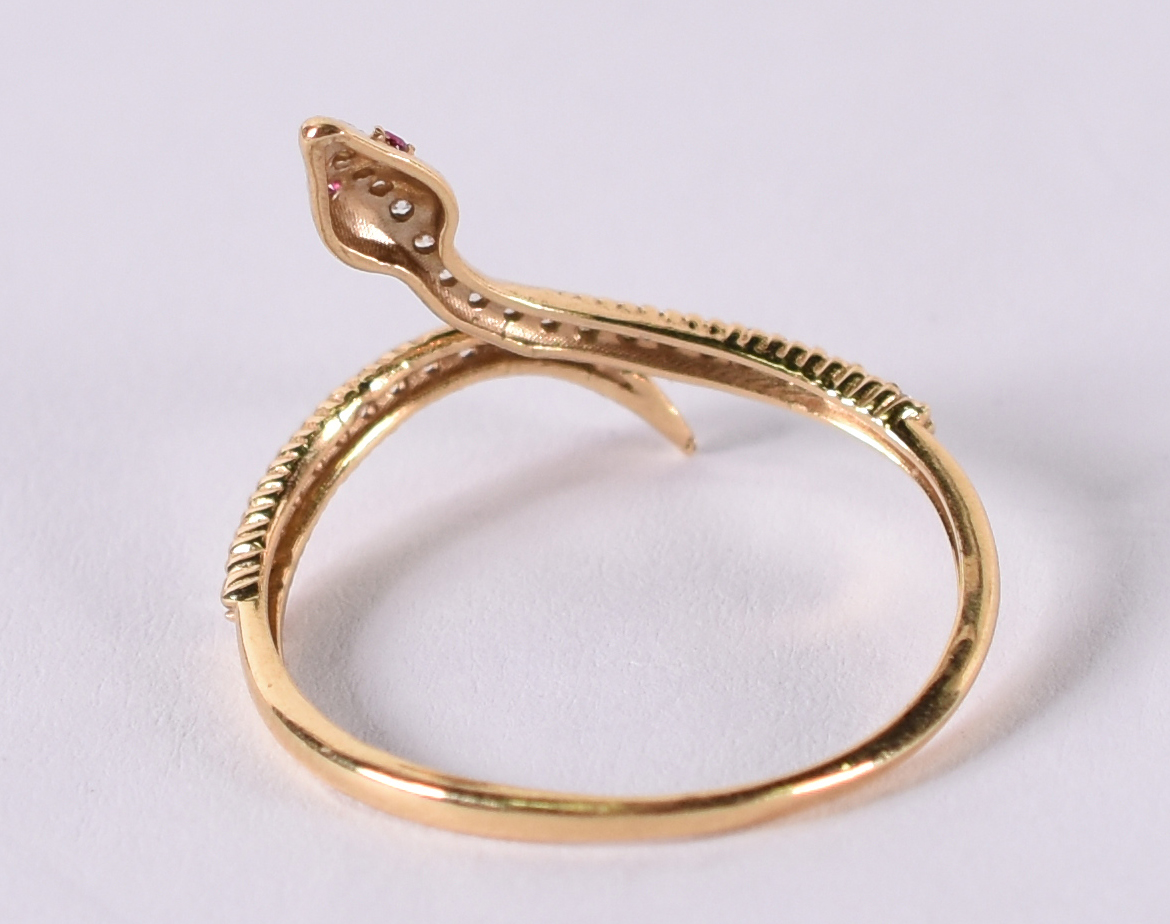 Anel de ouro amarelo tipo cobra com safiras brancas . Aro 17 . 1,3 g... - foto 2 de 3