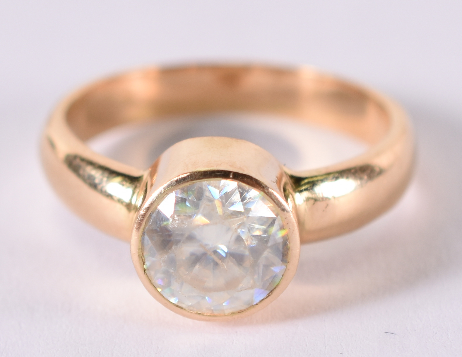 Anel de ouro amarelo com safira branca . Aro 16 4,8 g ( Por questão... - foto 1 de 3