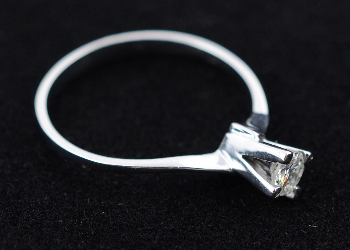 Anel solitário de ouro branco 18 k com aproximadamente 0.20 ct de... - foto 1 de 2