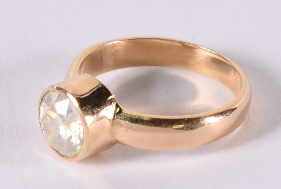 Anel de ouro amarelo com safira branca . Aro 16 4,8 g ( Por questão... - foto 2 de 3