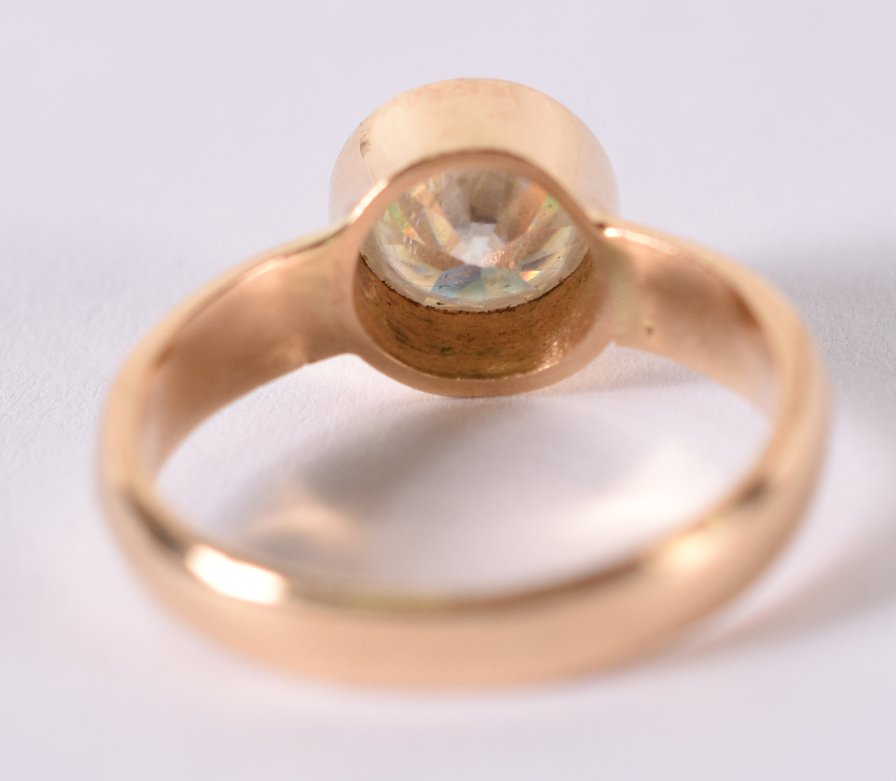 Anel de ouro amarelo com safira branca . Aro 16 4,8 g ( Por questão... - foto 3 de 3