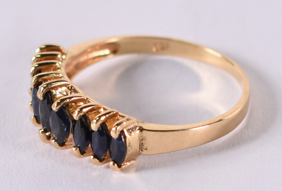 Anel de ouro amarelo com safiras negras . Aro 15 . 2,2 g . ( Por... - foto 2 de 4