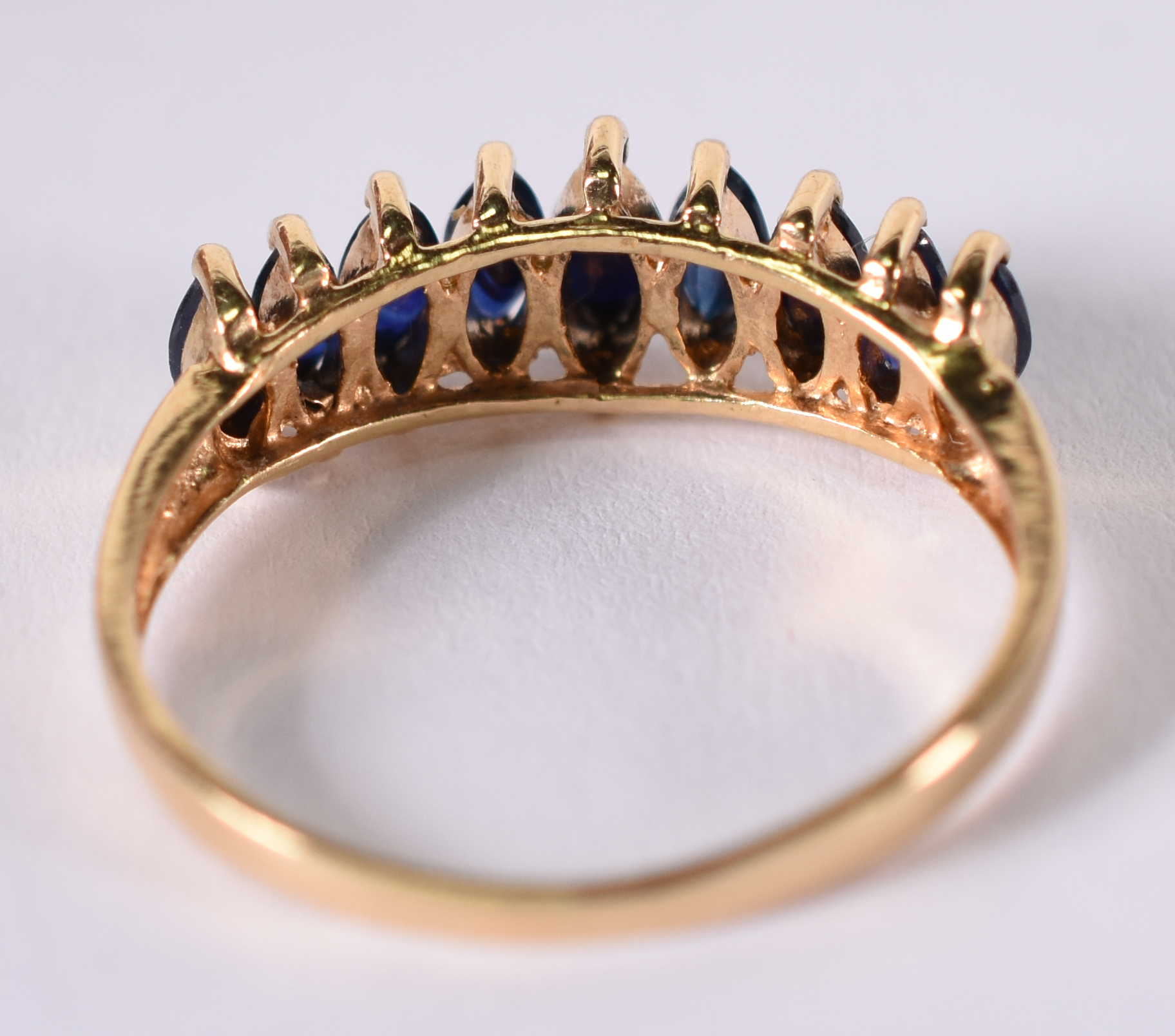 Anel de ouro amarelo com safiras negras . Aro 15 . 2,2 g . ( Por... - foto 4 de 4
