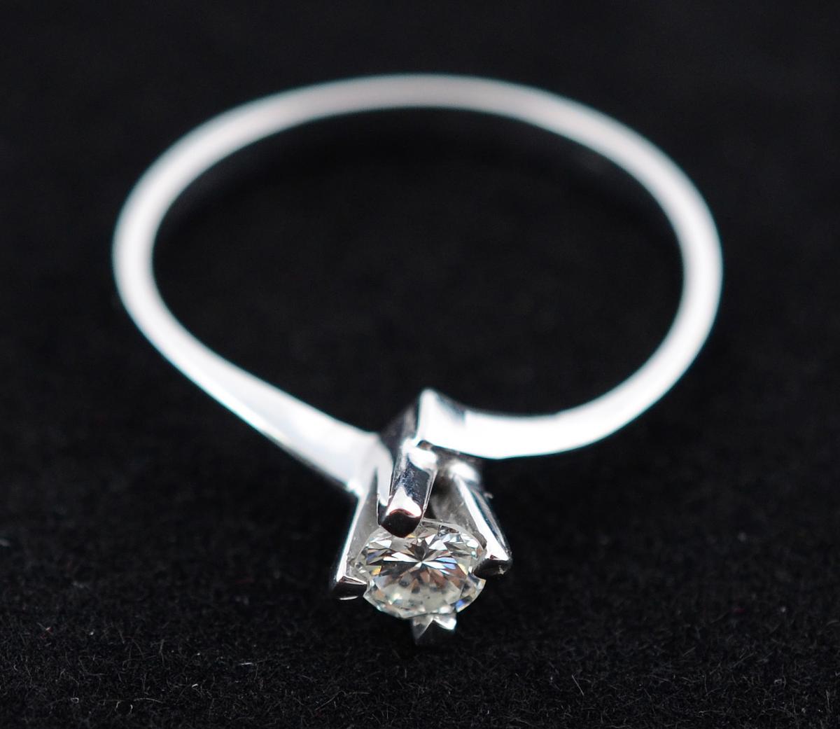 Anel solitário de ouro branco 18 k com aproximadamente 0.20 ct de... - foto 2 de 2