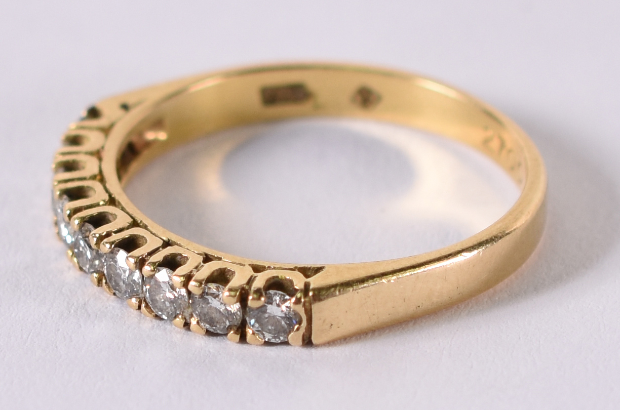 meia aliança de ouro amarelo com 9 brilhantes de 0,5 ct . Aro 15 2,8... - foto 2 de 5