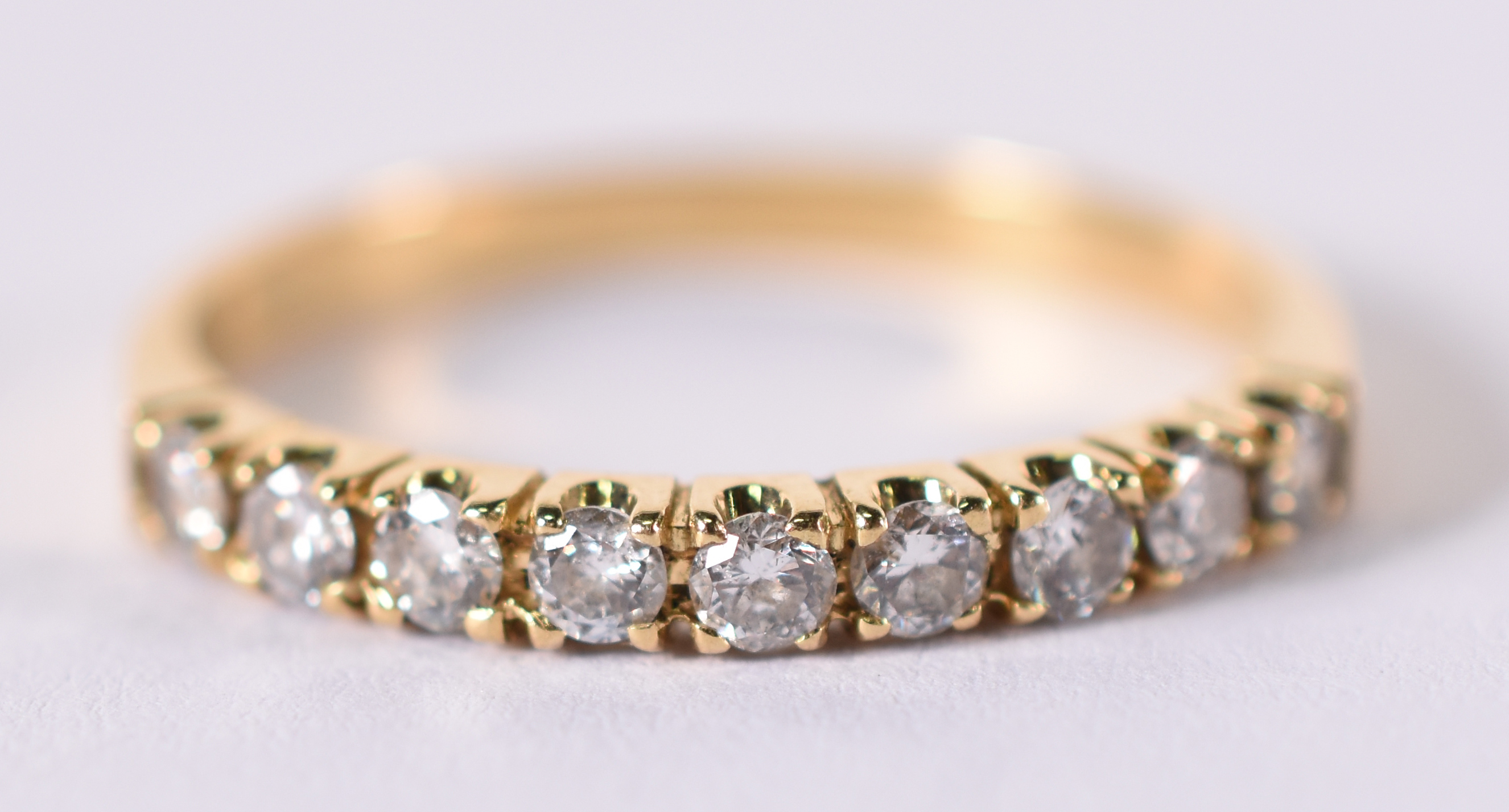 Meia aliança de ouro amarelo com 9 brilhantes . total 0,45 ct. Aro 16... - foto 1 de 3