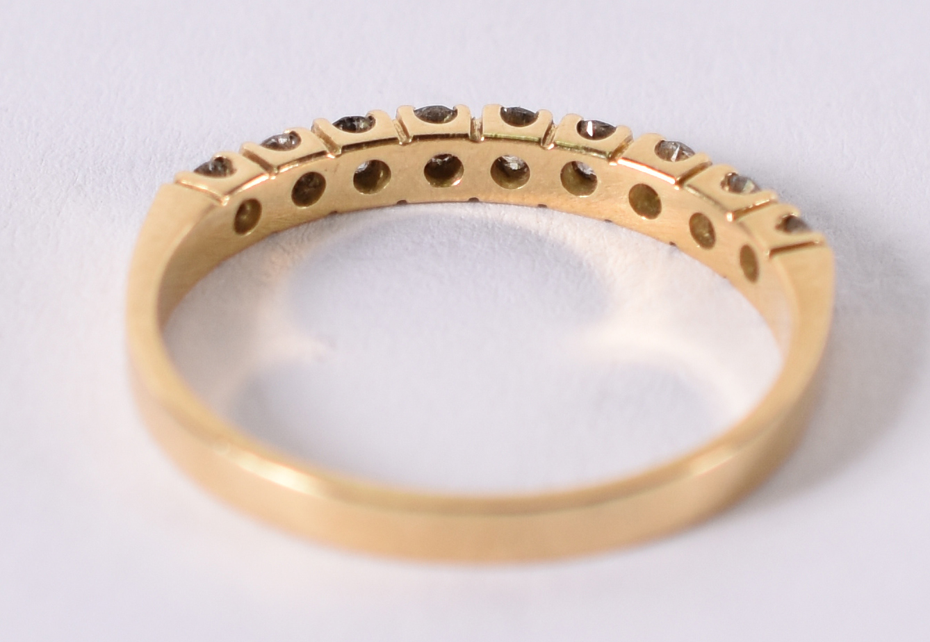 Meia aliança de ouro amarelo com 9 brilhantes . total 0,45 ct. Aro 16... - foto 3 de 3
