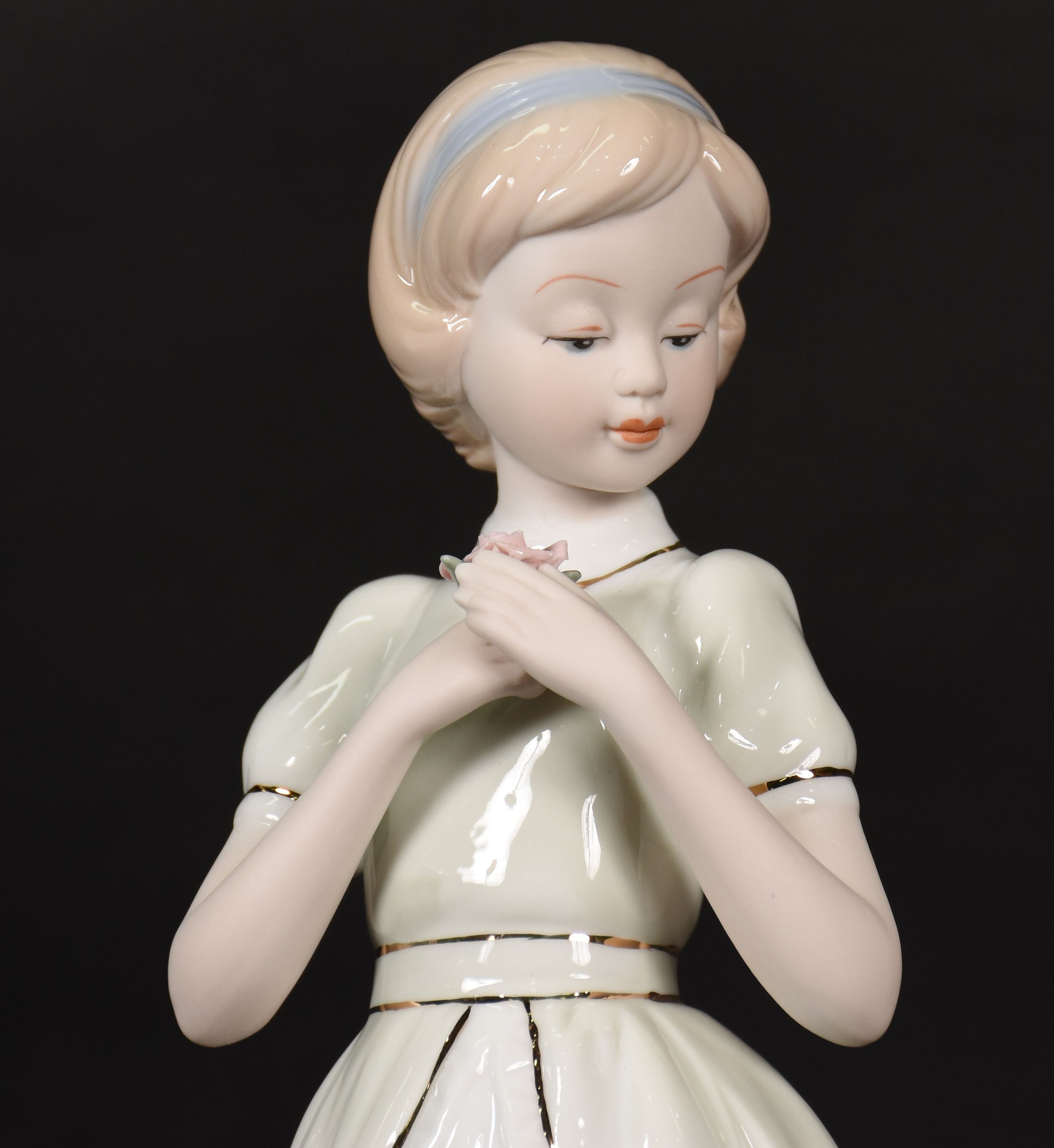 Estatueta de porcelana representando menina com flor . - foto 2 de 4