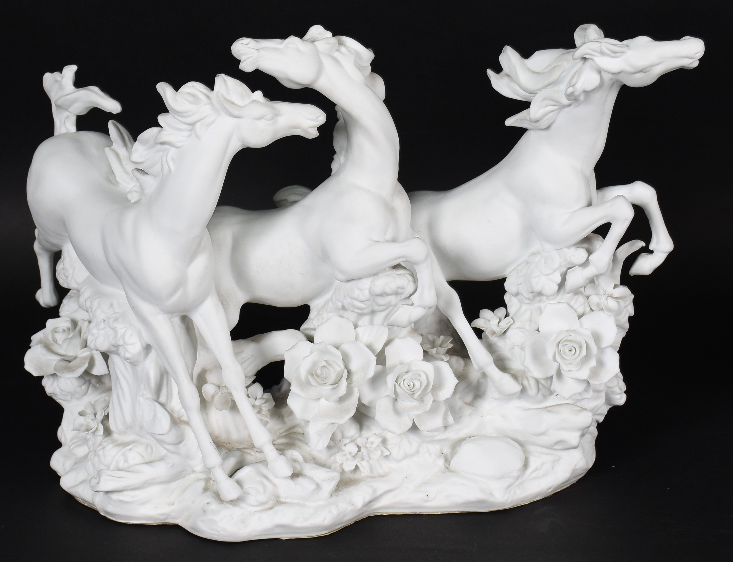 Grupo escultório de biscuit representando cavalos ( com 1 quebrado e... - foto 1 de 5