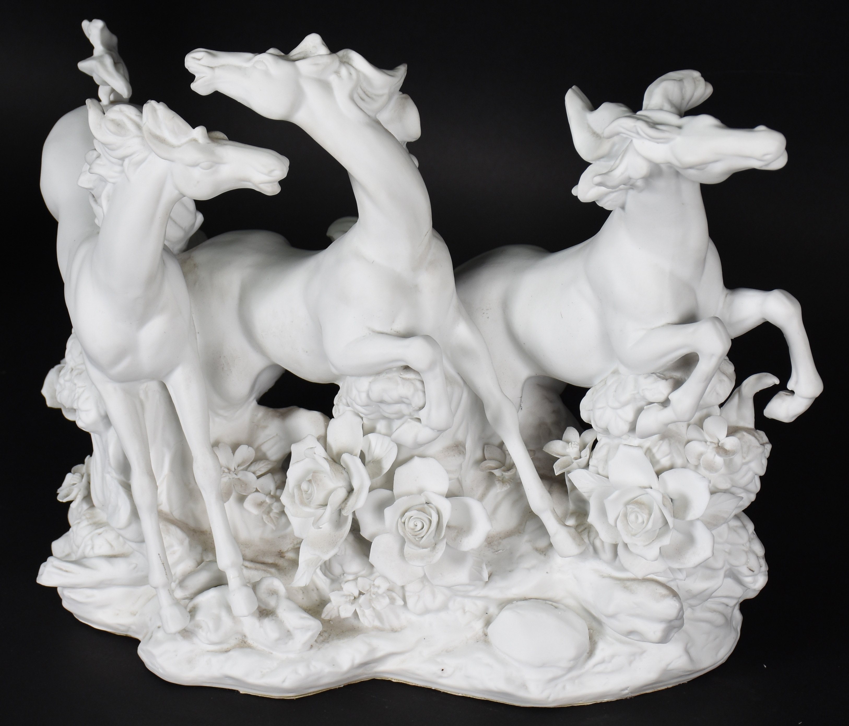 Grupo escultório de biscuit representando cavalos ( com 1 quebrado e... - foto 2 de 5