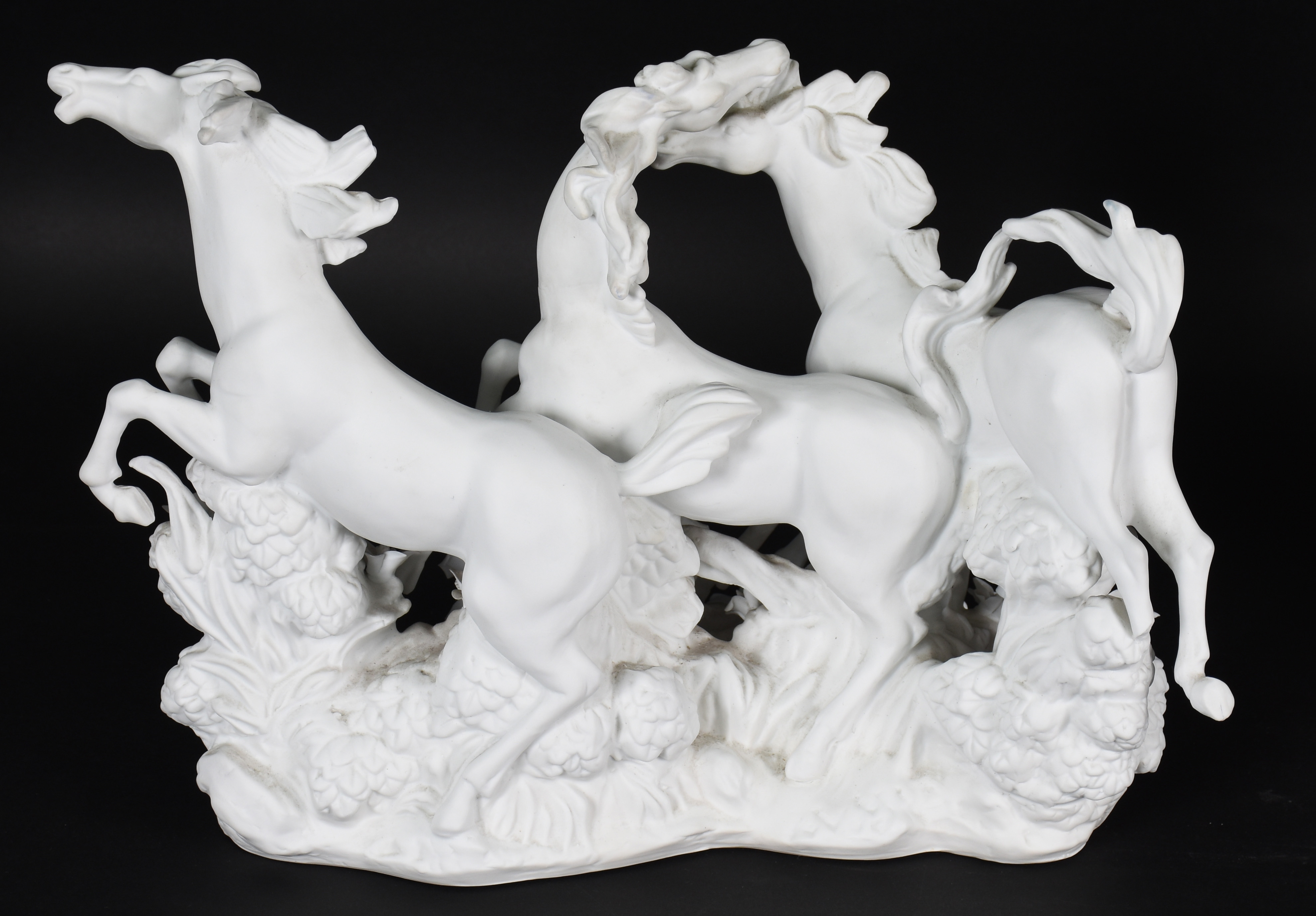 Grupo escultório de biscuit representando cavalos ( com 1 quebrado e... - foto 4 de 5
