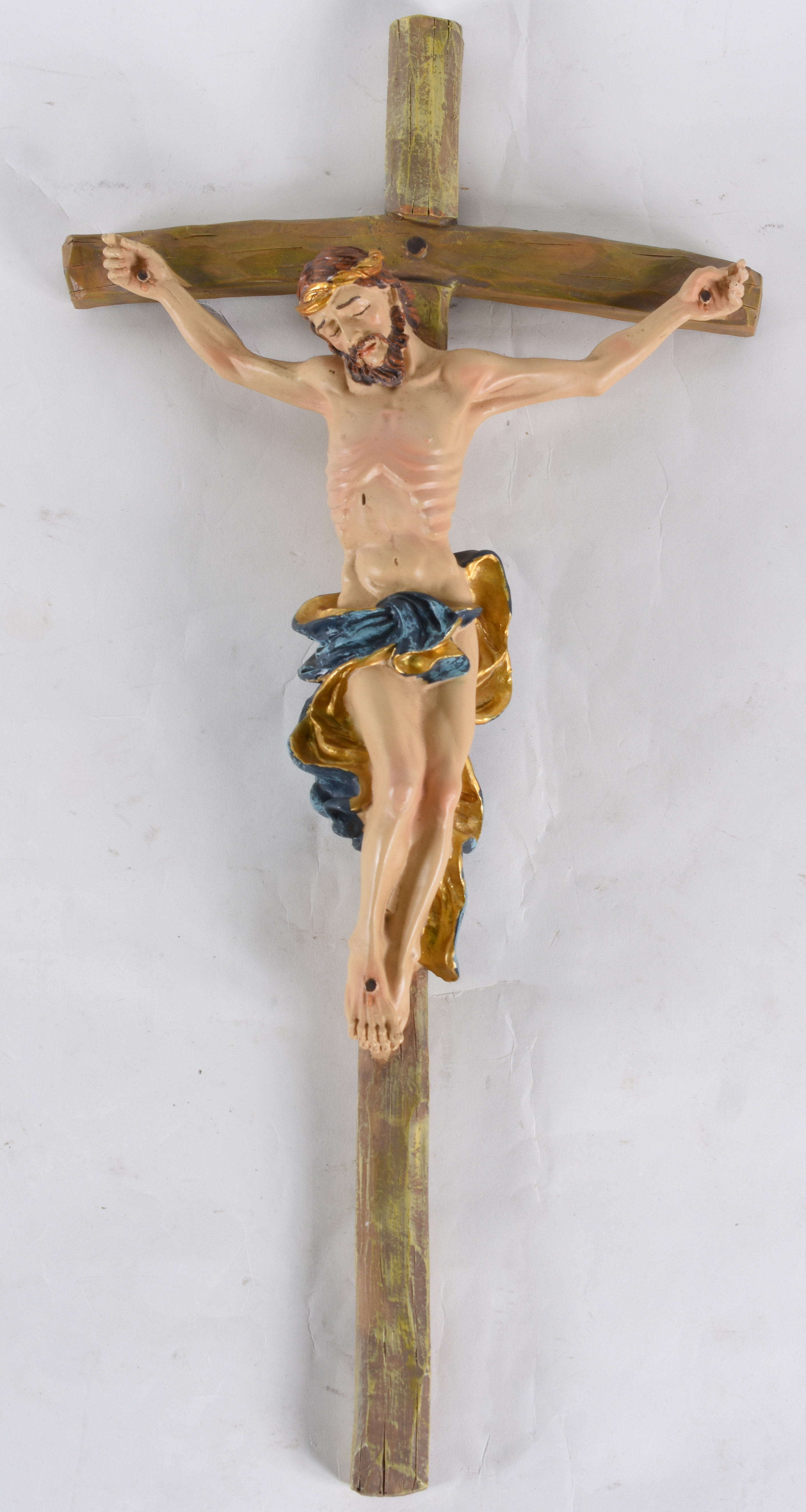 Crucifixo de resina policromada com figura de Cristo . 50 cm. - foto 1 de 3