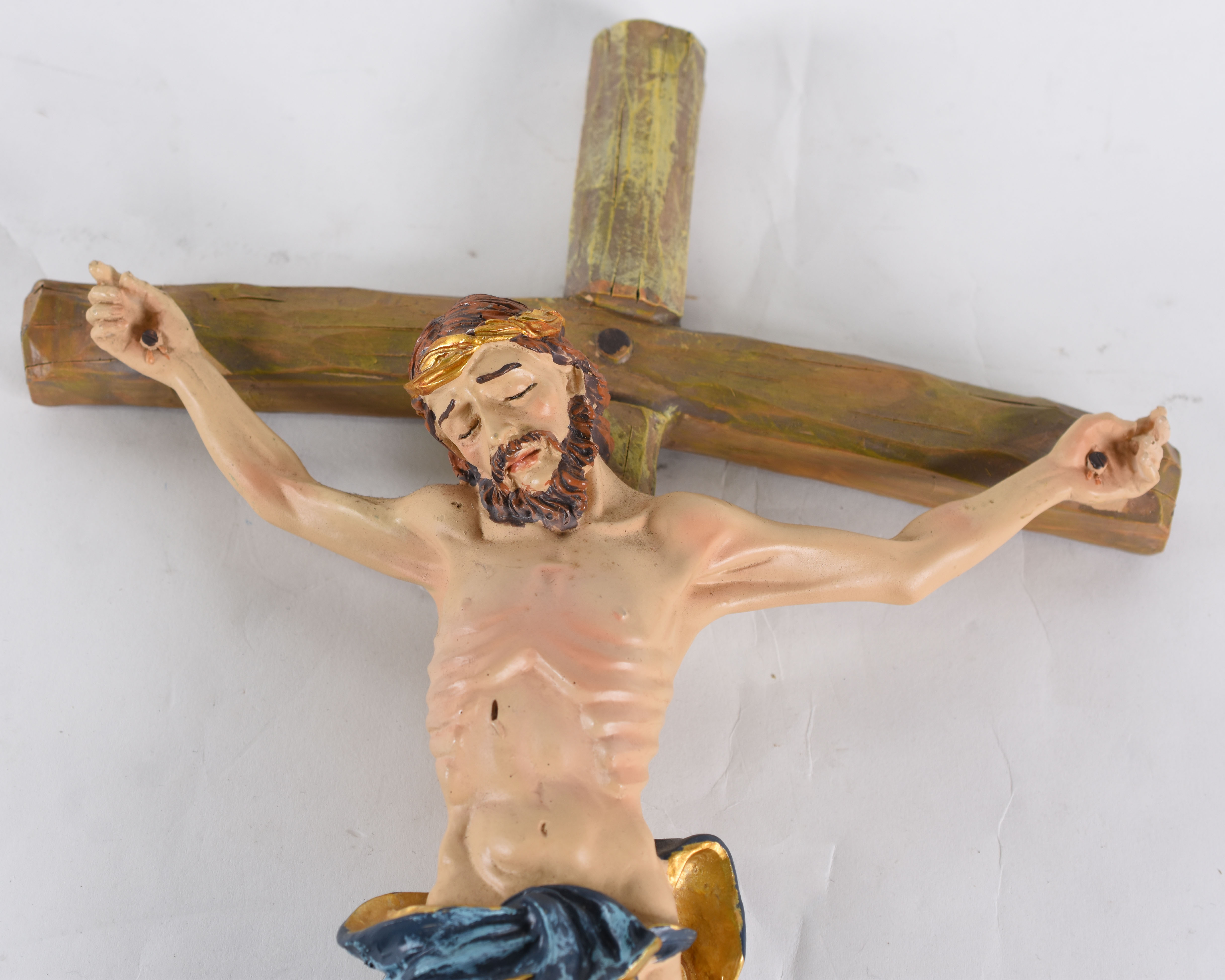 Crucifixo de resina policromada com figura de Cristo . 50 cm. - foto 2 de 3