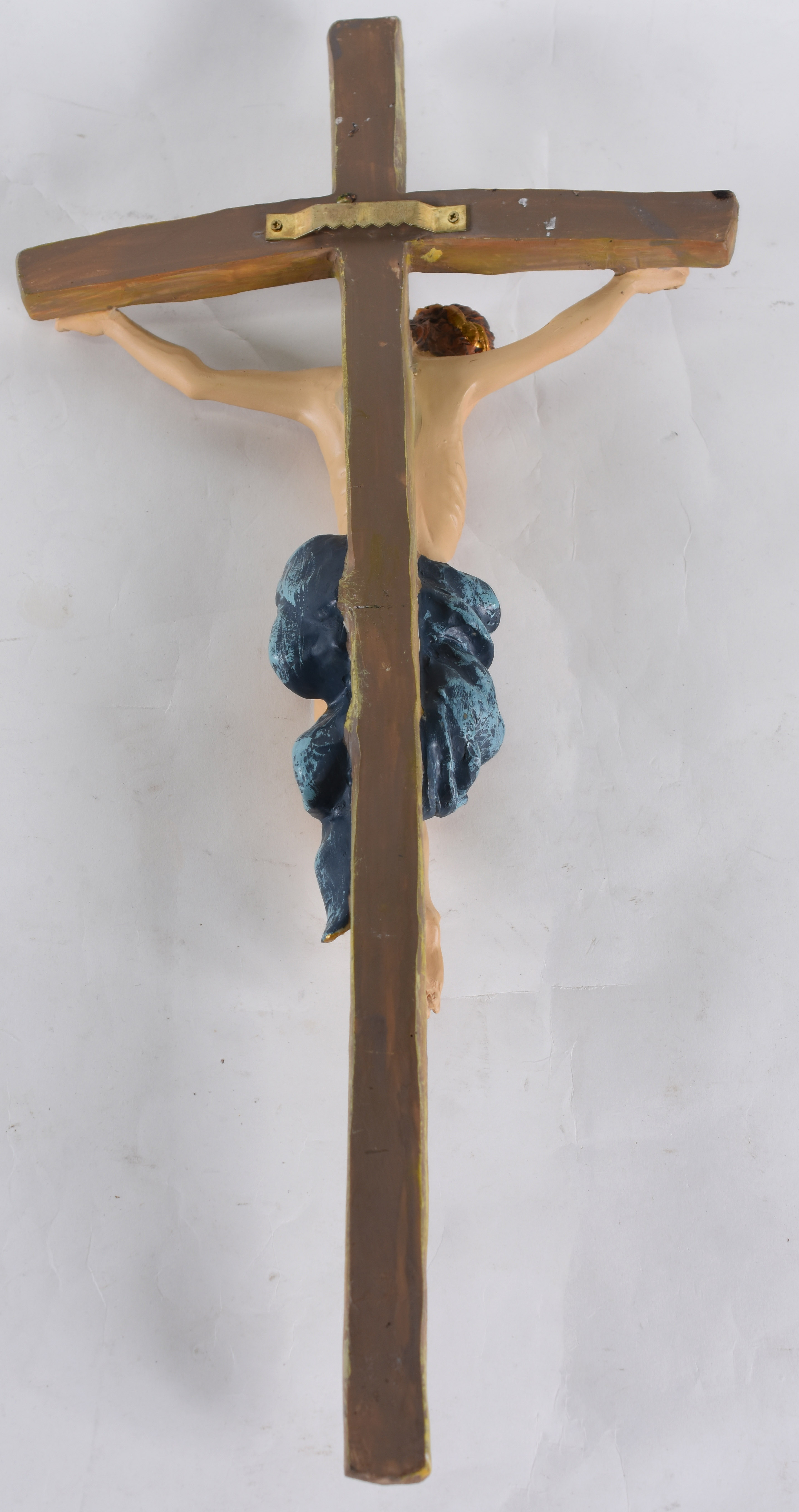 Crucifixo de resina policromada com figura de Cristo . 50 cm. - foto 3 de 3