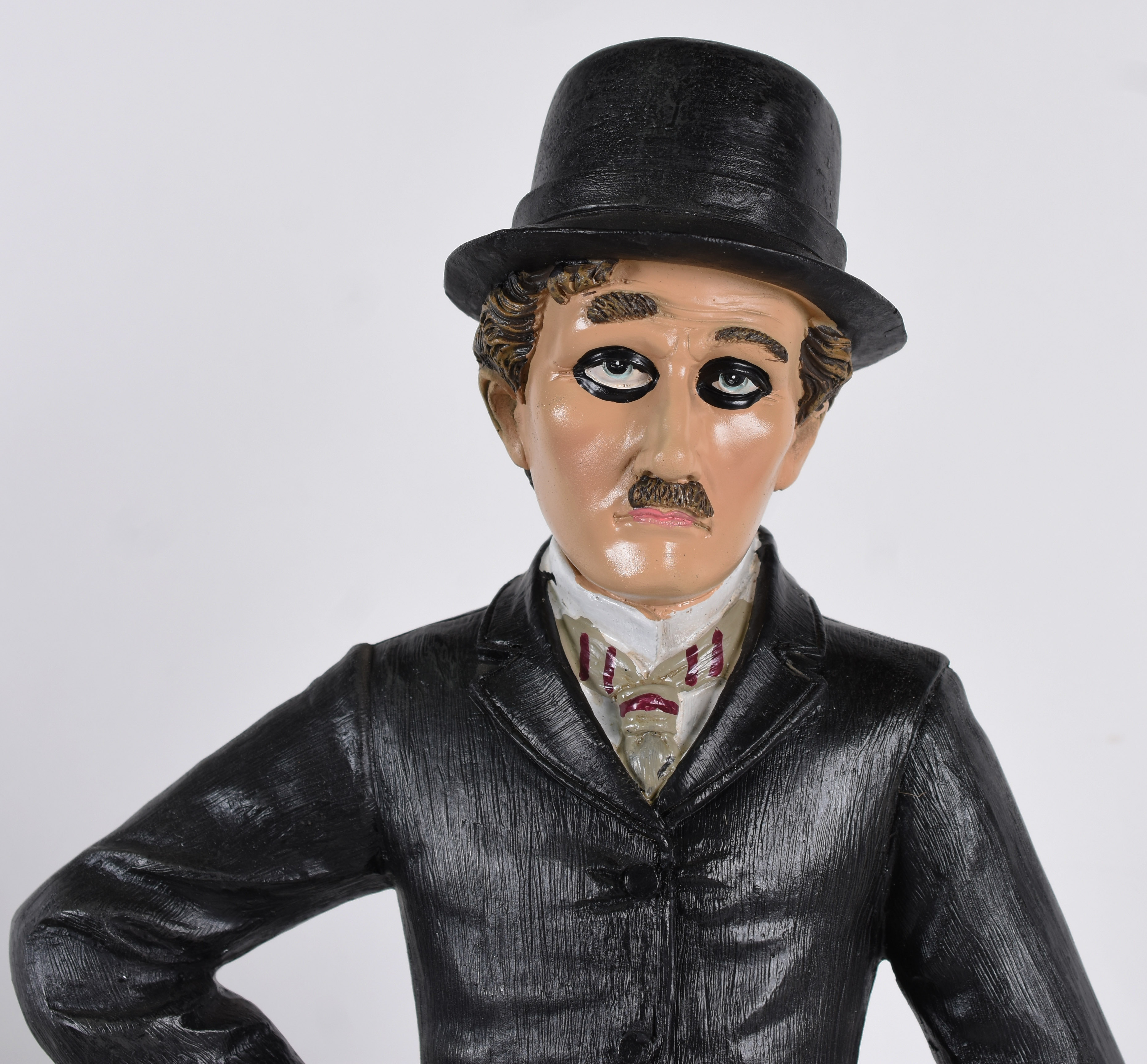 Estatueta de resina representando Charles Chaplin " Carlitos " . 57 cm - foto 2 de 3